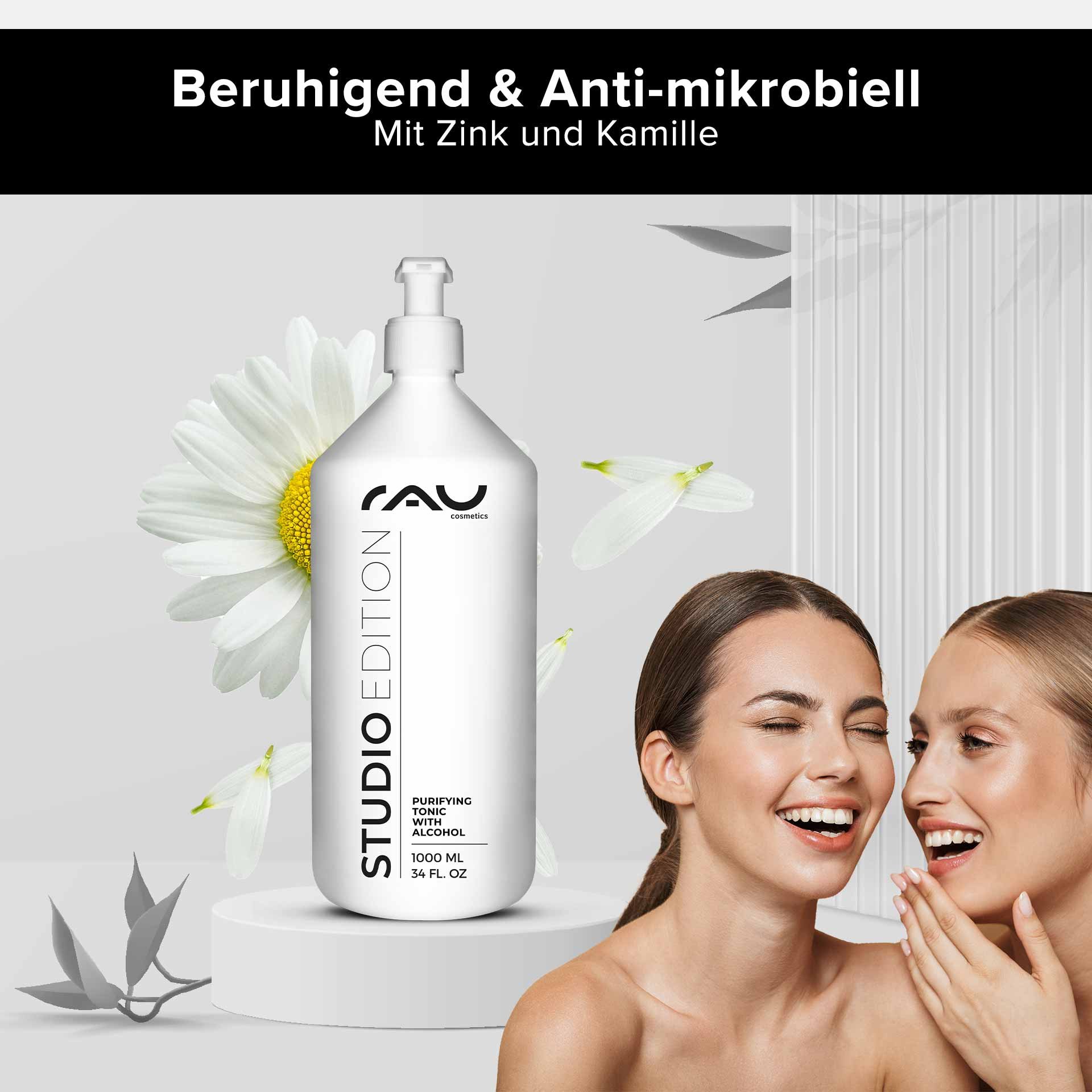 RAU Cosmetics Purifying Tonic, 1000-ml-Flasche mit Alkohol, mit beruhigenden Inhaltsstoffen wie Zink und Kamille, neben zwei lächelnden Frauen, die gesunde Haut in einem Schönheitskontext präsentieren.