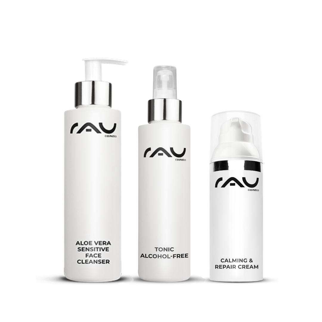 Basic care routine for sensitive skin Drei Pflegeprodukte von RAU Cosmetics für sensible Haut: Aloe Vera Sensitive Face Cleanser, alkoholfreies Tonic und Calming & Repair Cream, in eleganten weißen Flaschen mit klaren Beschriftungen.