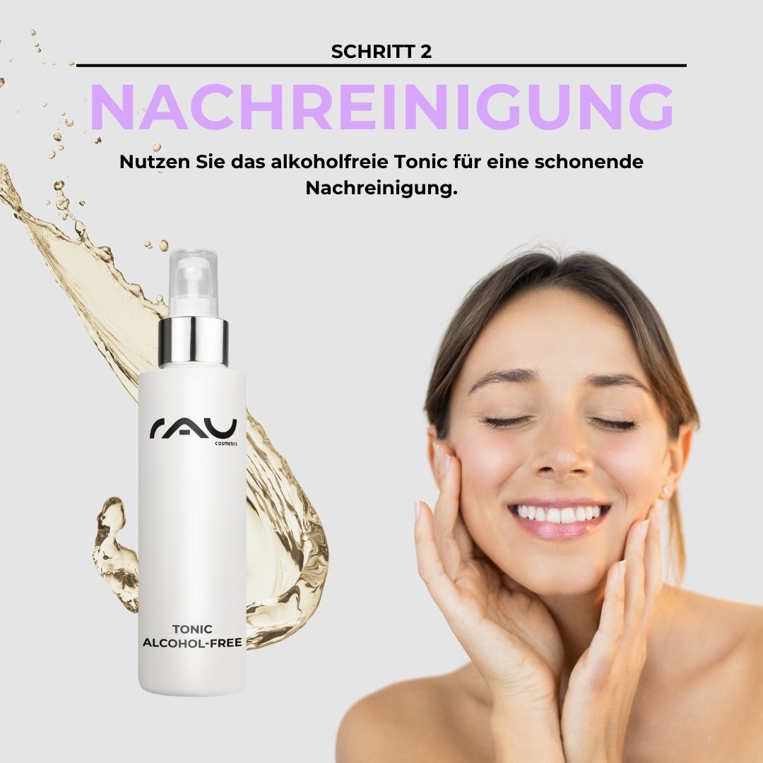 Frau mit lächelndem Gesicht und alkoholfreiem Tonic von RAU Cosmetics für die Nachreinigung sensibler Haut.
