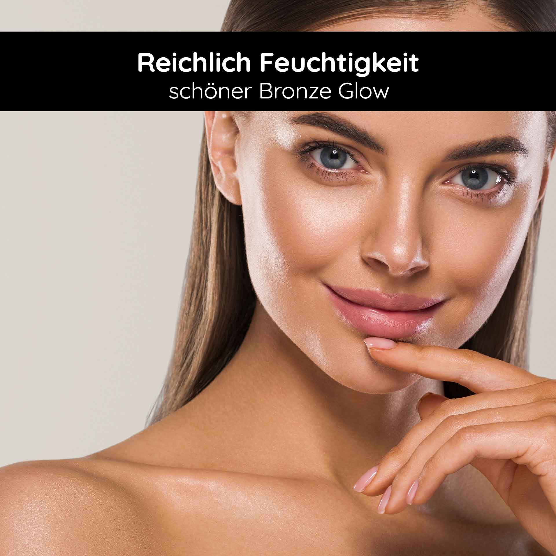 Self Tanner Face Serum 30 ml Natural Self Tanner Frau mit strahlendem Teint und sanfter Bräune, betont durch den Text "Reichlich Feuchtigkeit schöner Bronze Glow", ideal für die Anwendung des Selbstbräuner Gesichtsserums von RAU Cosmetics.