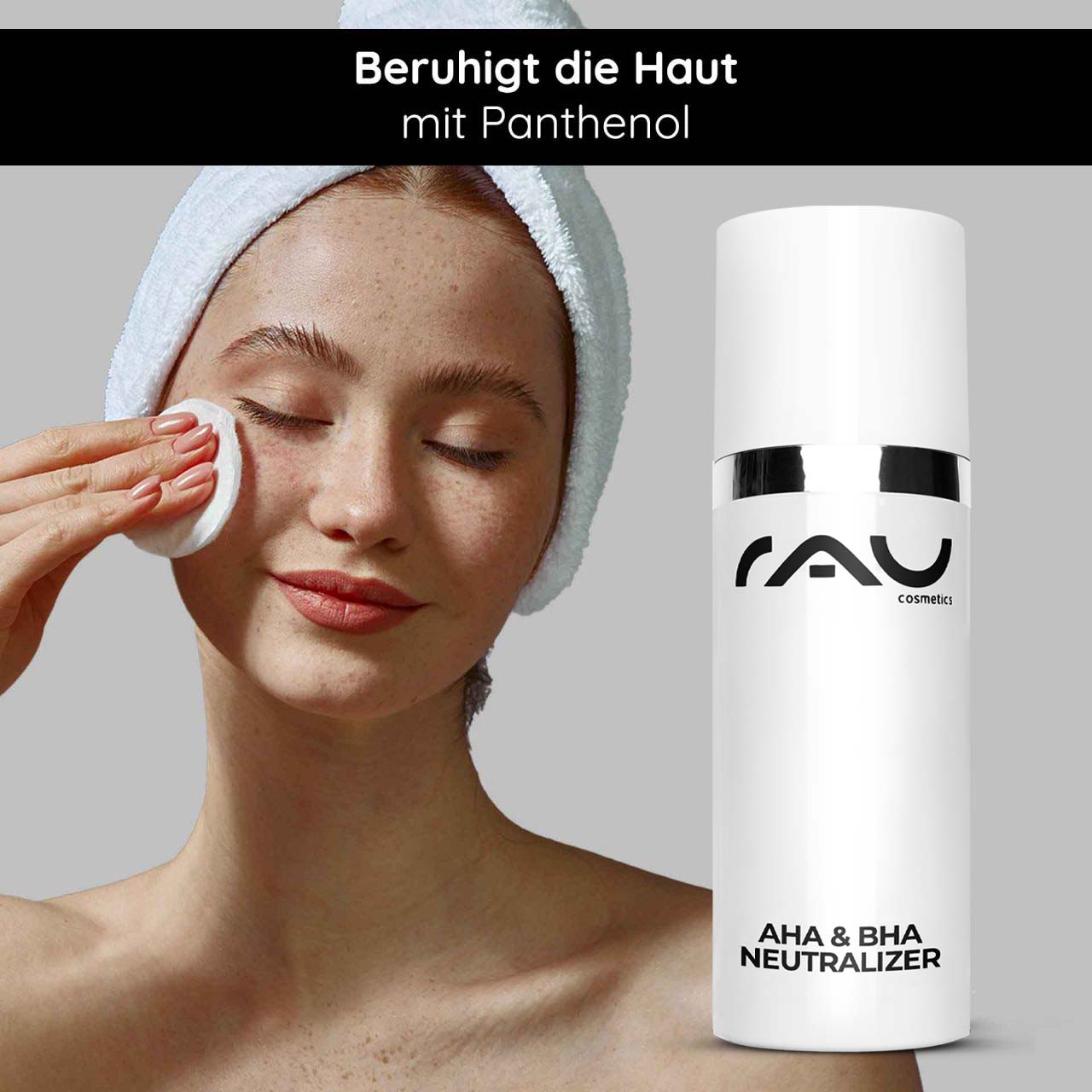 AHA Neutralizer 200 ml to neutralise the skin Frau mit Handtuch und Wattepad, sanft AHA & BHA Neutralizer von RAU Cosmetics auf Gesicht auftragend, Hautberuhigung mit Panthenol, für pH-Gleichgewicht nach Fruchtsäurepeelings.