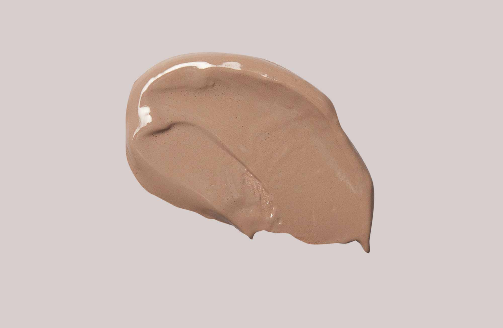 Beige BB Cream Perfect Care Medium von RAU Cosmetics mit glatter Textur auf hellem, neutralem Hintergrund.