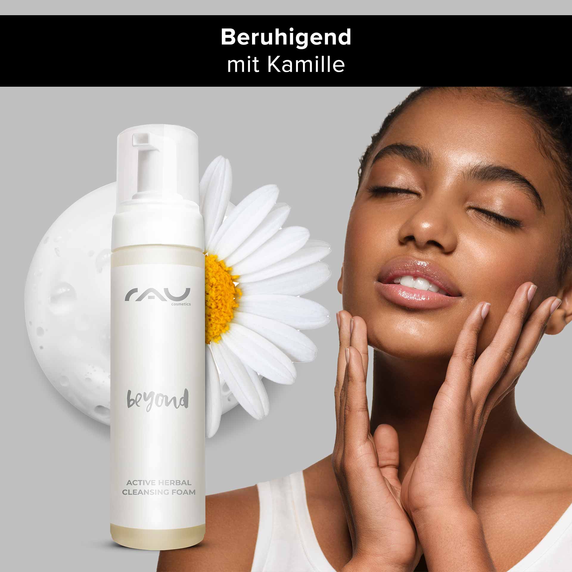 Beyond Active Herbal Cleansing Foam 200 ml RAU Cosmetics Active Herbal Cleansing Foam mit Kamille, mit einem Model, das sanft ihr Gesicht berührt und so eine wohltuende Gesichtsreinigung für empfindliche Haut fördert.