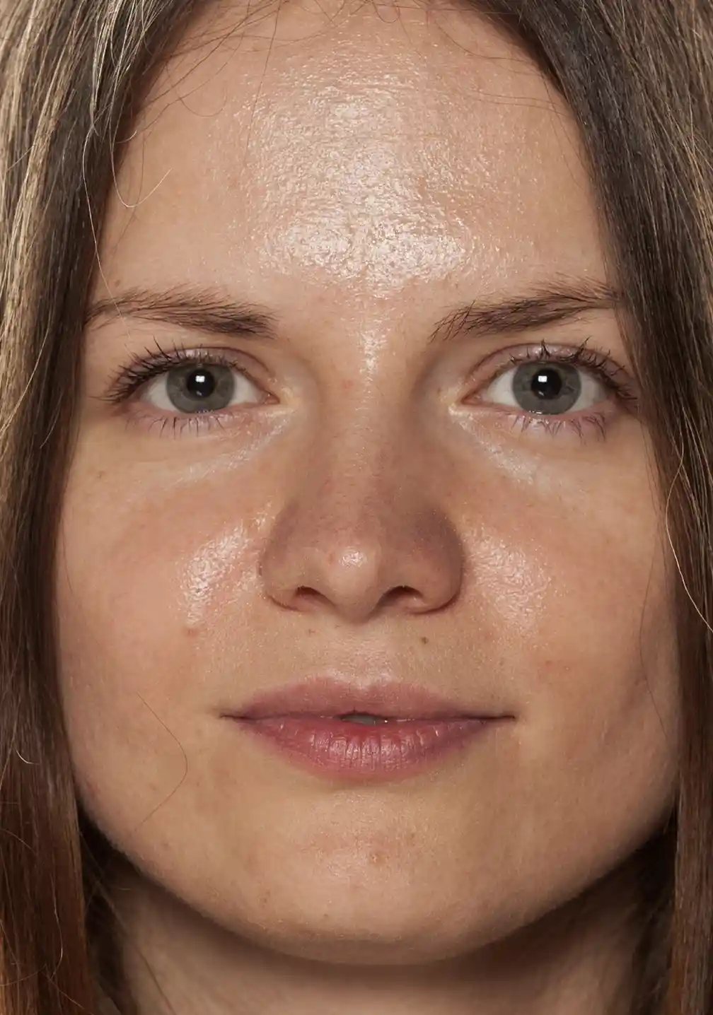 Junge Frau mit natürlicher Ausstrahlung und fairer Haut, präsentiert RAU Cosmetics Gesichts- und Körperpeeling.