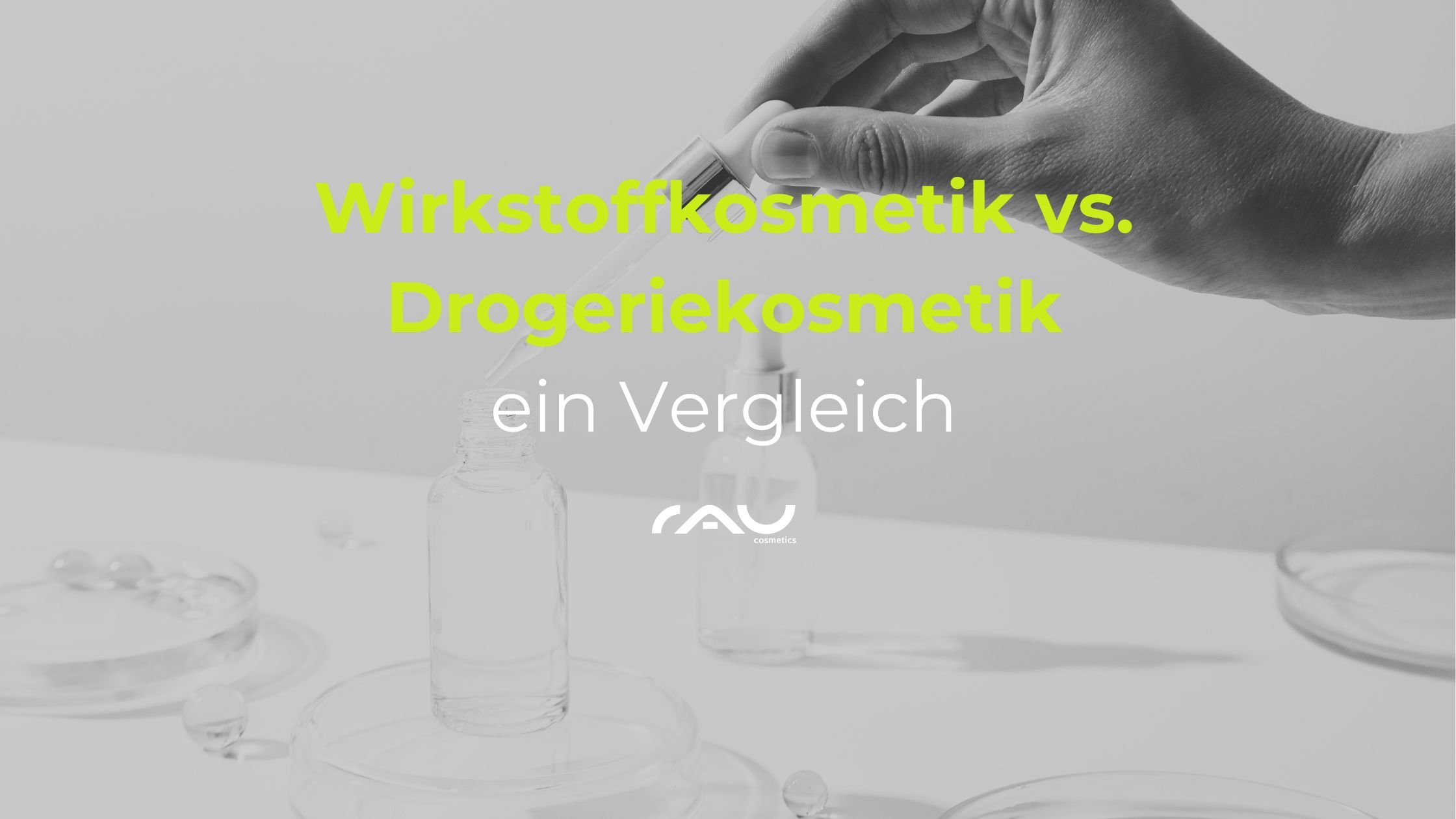 Wirkstoffkosmetik vs. Drogeriekosmetik, Vergleich von Hautpflegeprodukten, Pipette und Flasche mit transparentem Serum, RAU Cosmetics.