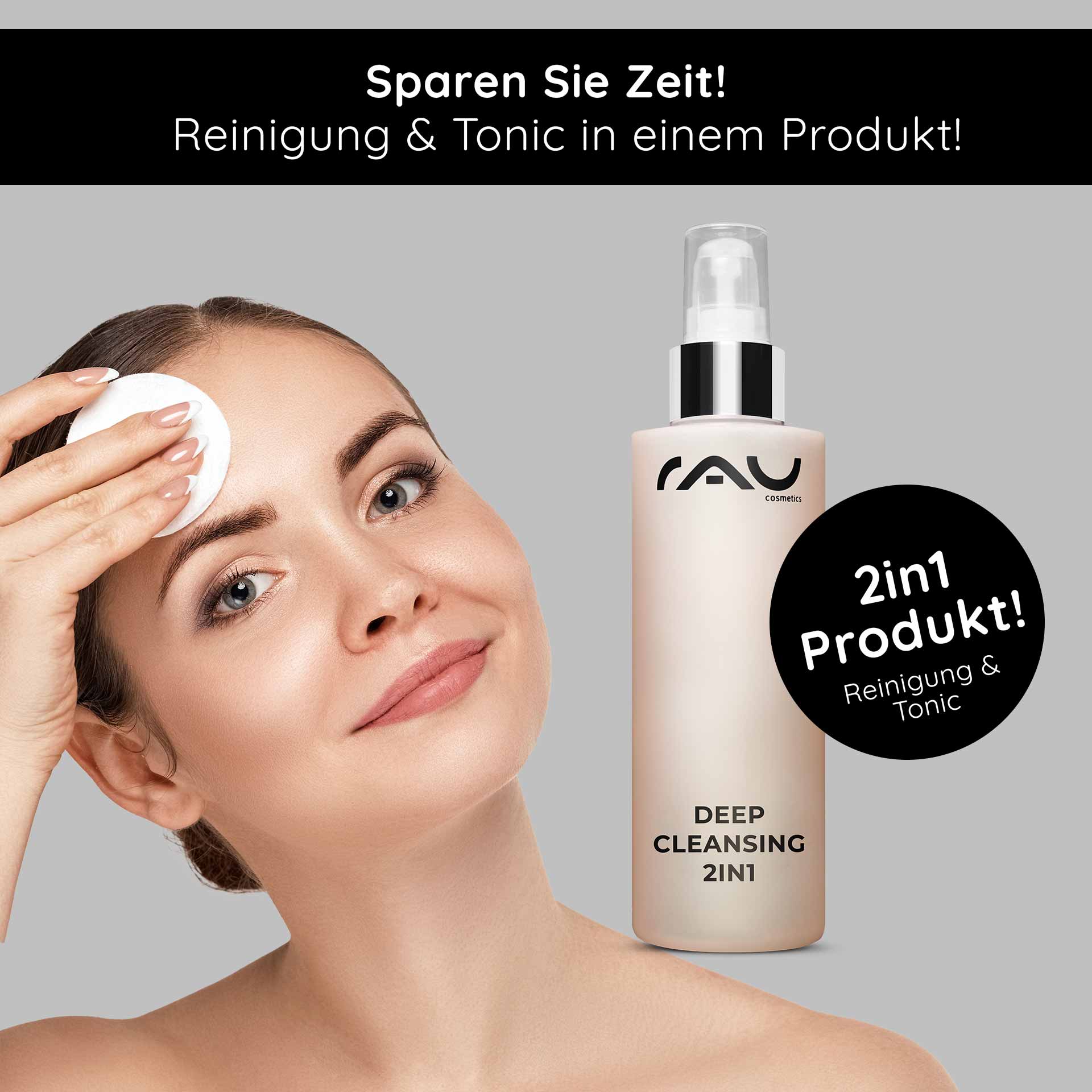 Deep Cleansing 2in1 200 ml 2in1 Facial Toner Frau mit Wattepad, das Gesicht reinigend, neben Flasche von RAU Cosmetics Deep Cleansing 2in1, Betonung auf Reinigung und Tonic in einem Produkt.