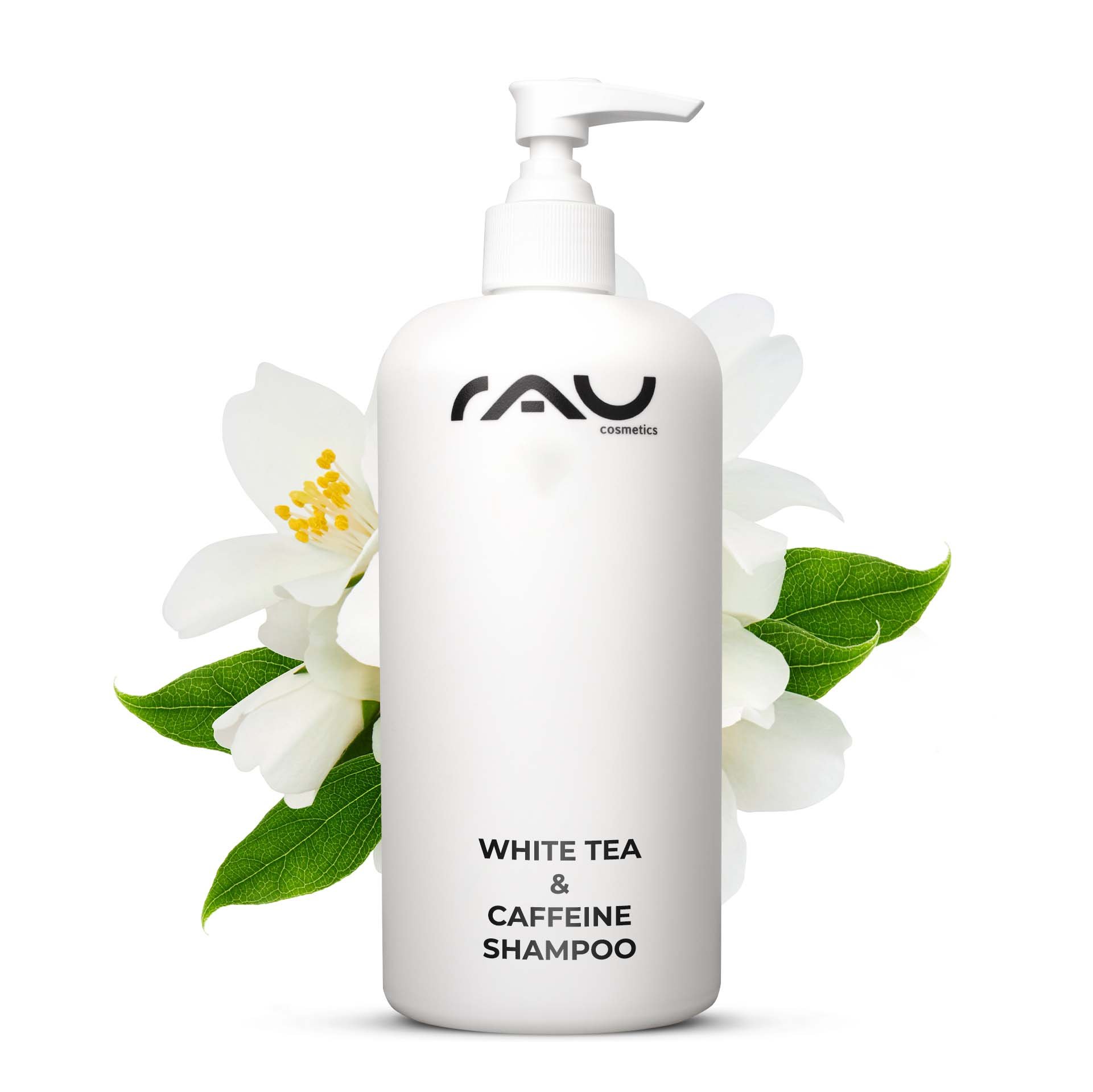 Weißes Tee- und Koffein-Shampoo von RAU Cosmetics in einer eleganten Flasche, umgeben von blühenden Pflanzen, symbolisiert intensive Pflege und Frische für gesundes, voluminöses Haar.