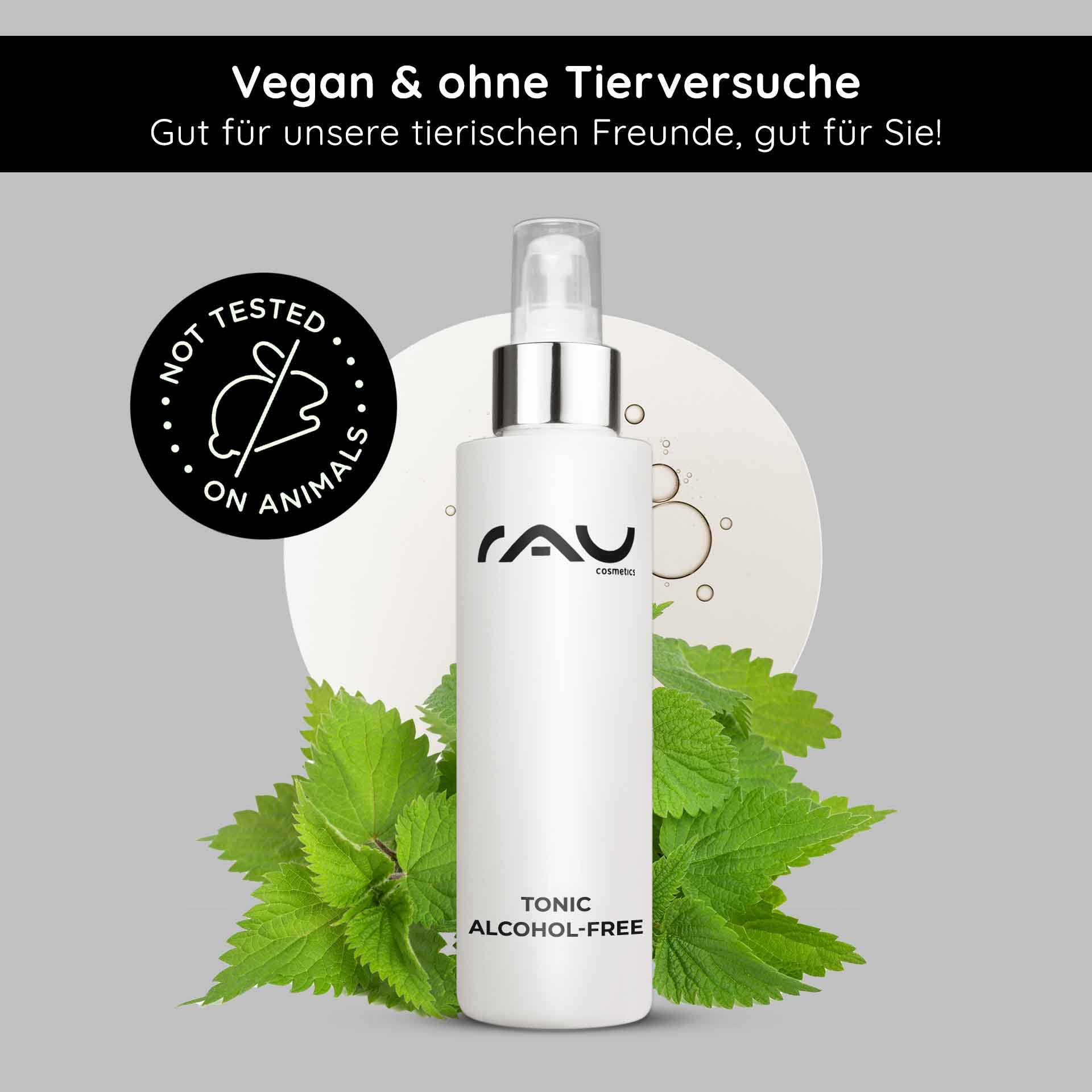 Tonic alcohol-free 200 ml with nettle extract Flasche RAU Cosmetics Tonic alkohol-frei mit Brennnessel-Extrakt, umgeben von frischen Brennnesselblättern, vegan und ohne Tierversuche, auf grauem Hintergrund.