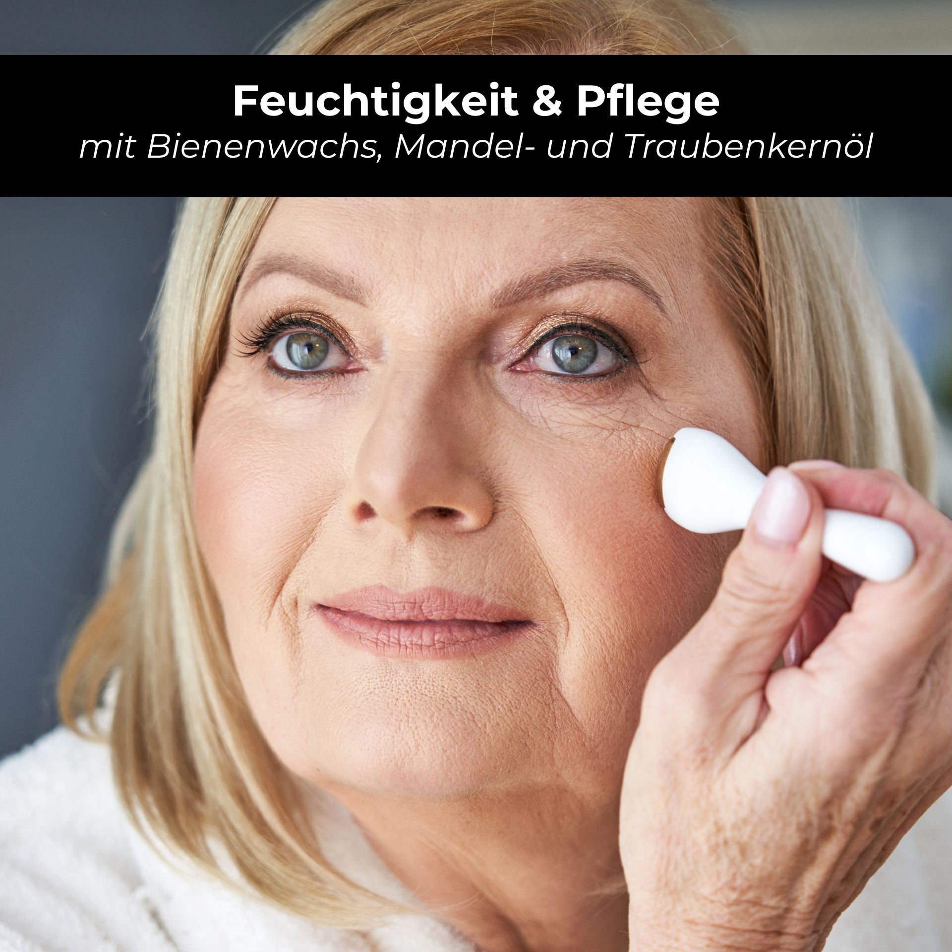 Frau mit blonden Haaren, die sanft eine BB Cream auf die Wange aufträgt, betont die Feuchtigkeit und Pflege mit Bienenwachs, Mandel- und Traubenkernöl, passend zur RAU BB Cream Perfect Care Bronze.