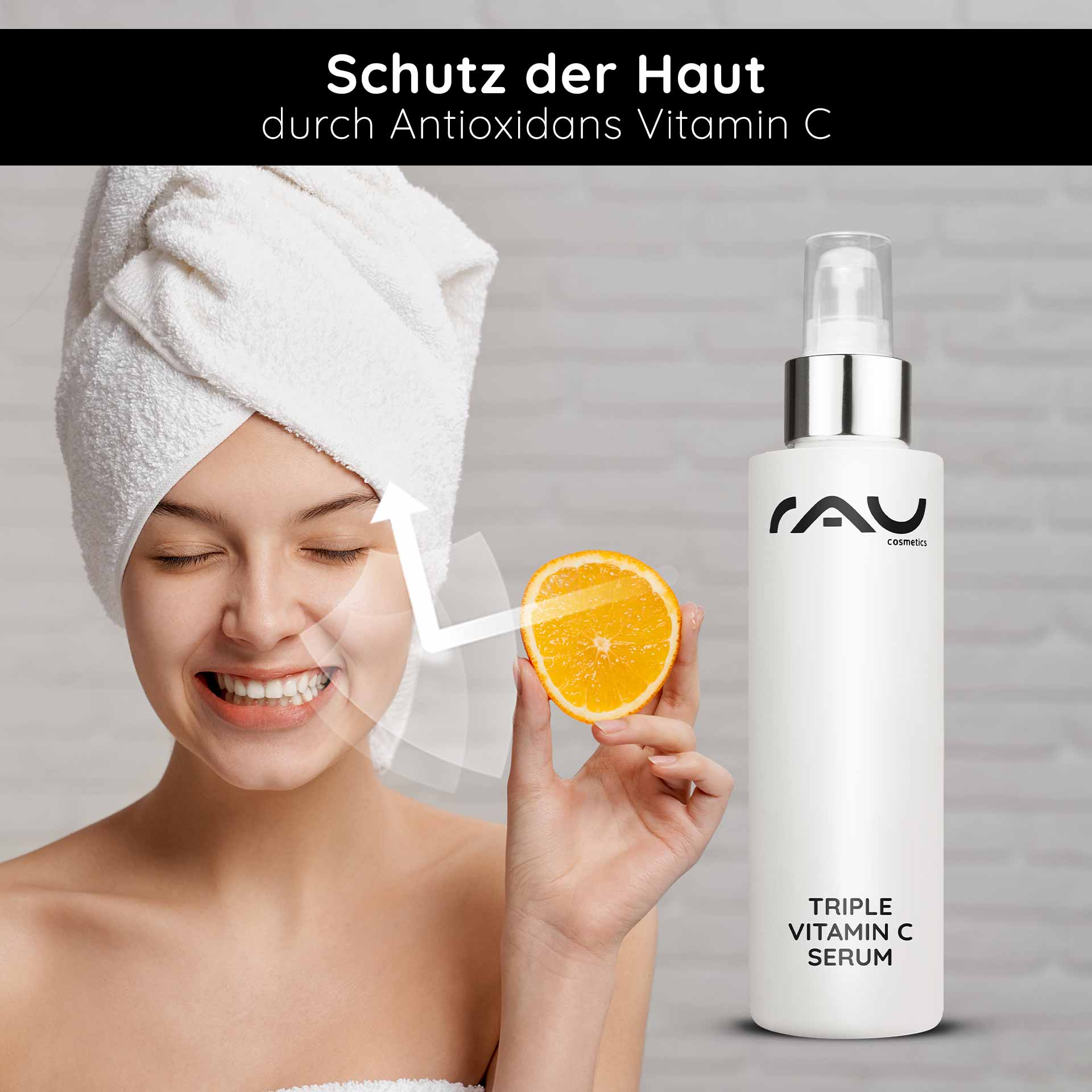 Triple Vitamin C Serum 100 ml with 11% vitamin C acids Frau mit Handtuch um den Kopf, lächelnd, hält eine Orange und zeigt auf das RAU Triple Vitamin C Serum, das Hautschutz durch Antioxidantien betont.