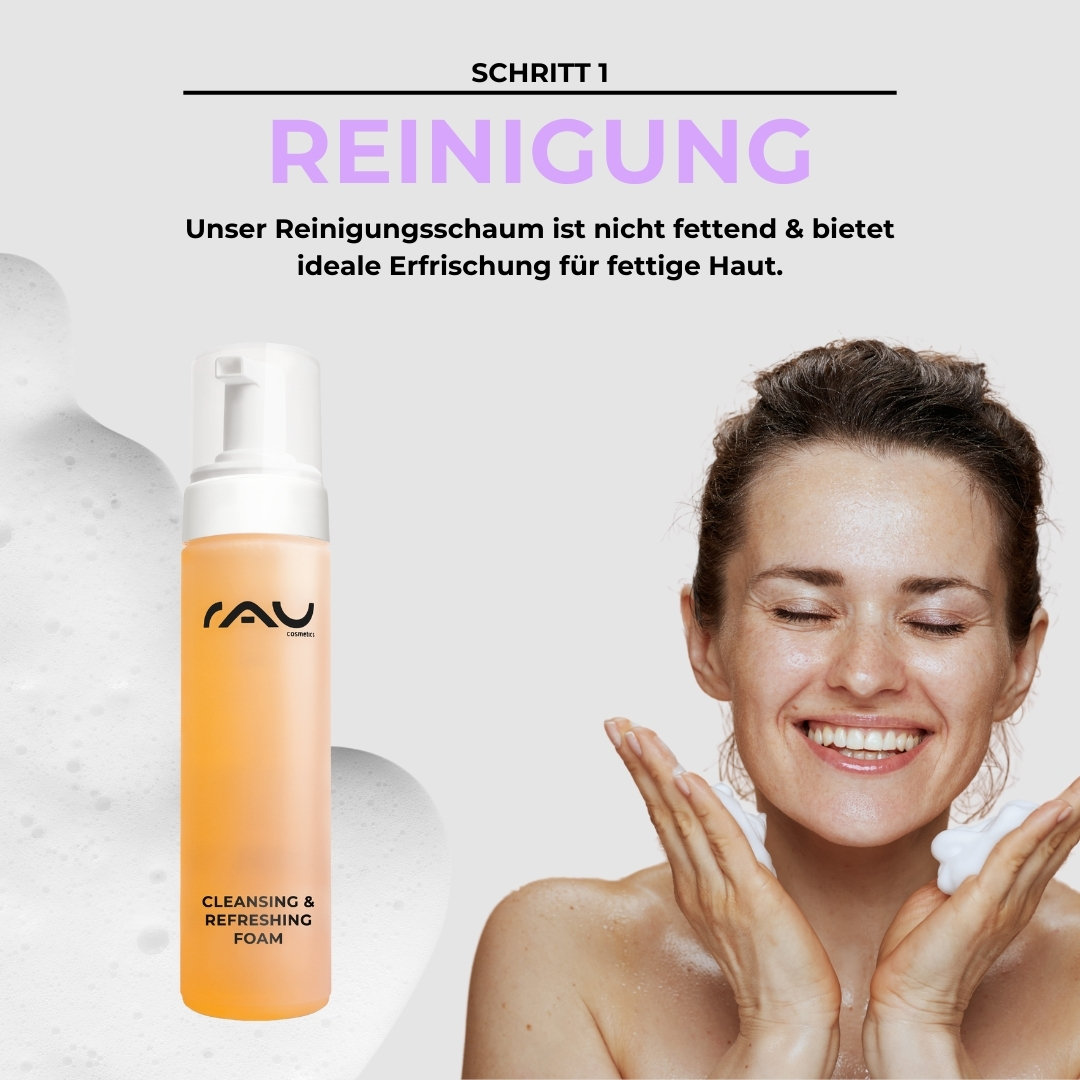 Advanced care routine for oily skin Reinigungsschaumflasche mit der Aufschrift „Cleansing & Refreshing Foam“ von RAU Cosmetics, lächelnde Frau, die Schaum auf ihr Gesicht aufträgt und dabei die Hautpflegeroutine für fettige Haut betont.