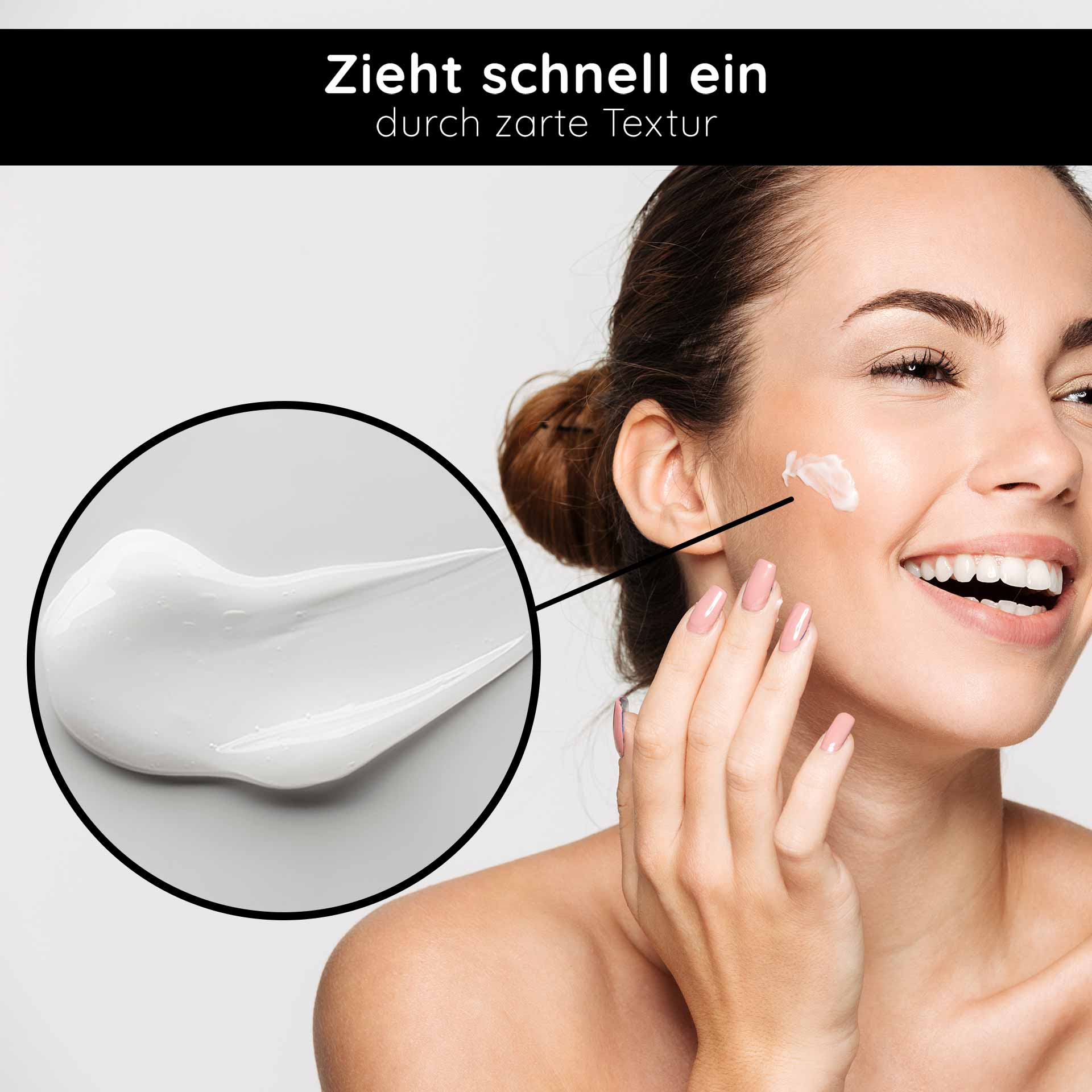 Beyond Moisturizing 24h Cream 50 ml Natural Cosmetics Cream Frau mit strahlendem Lächeln, die zarte Textur der RAU Cosmetics Beyond Moisturizing Cream auf ihre Wange aufträgt, mit einem Blick auf die Creme in einer Nahaufnahme.