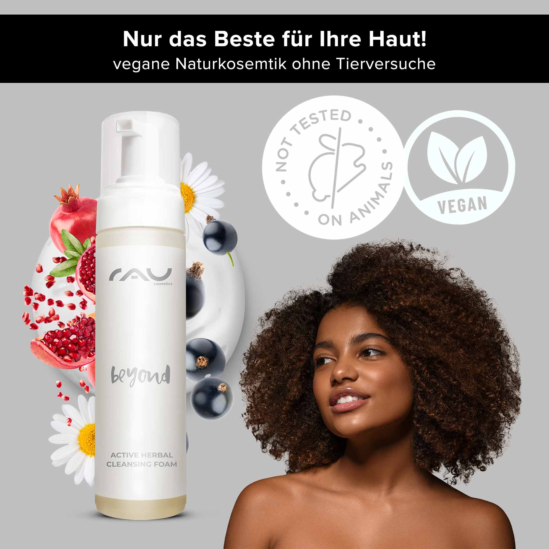 Beyond Active Herbal Cleansing Foam 200 ml RAU Cosmetics Beyond Active Herbal Cleansing Foam mit natürlichen Inhaltsstoffen, mit einer lächelnden Frau mit lockigem Haar, umgeben von botanischen Elementen wie Granatapfel, Kamille und schwarzer Johannisbeere, die die veganen und tierversuchsfreien E