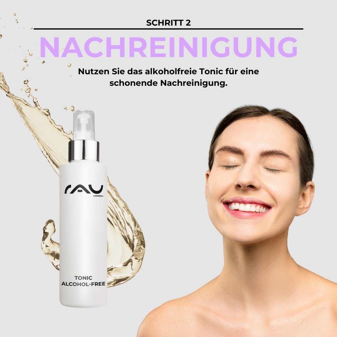 Advanced care routine for impure dry skin Tonic-Flasche mit der Aufschrift „RAU Tonic Alcohol-Free“ mit einer lächelnden Frau, die einen Schritt der Hautpflegeroutine demonstriert, mit Flüssigkeitsspritzern, die die sanfte Reinigung trockener und unreiner Haut betonen.
