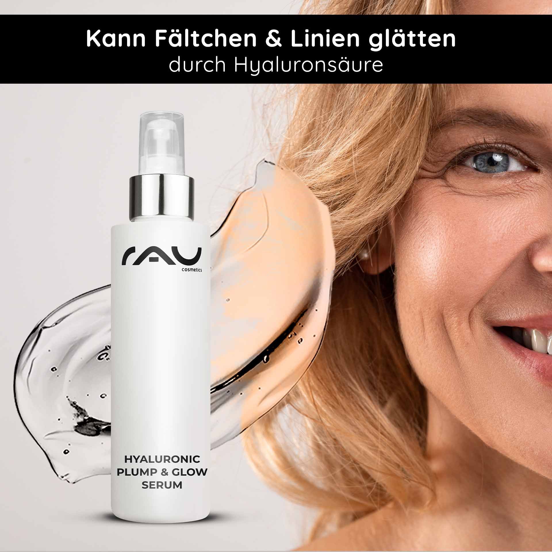 Hyaluronic Plump & Glow Serum von RAU Cosmetics mit feuchtigkeitsspendender Wirkung, das für glattere Haut sorgt und Fältchen reduziert, neben einer lächelnden Frau mit gesundem Hautglanz.