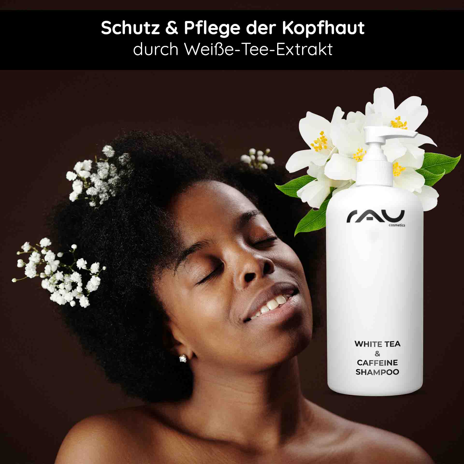 White Tea & Caffeine Hair Shampoo 500 ml  RAU Cosmetics White Tea & Caffeine Shampoo – 500 ml Flasche mit Pumpverschluss, umgeben von weißen Blüten und grünen Blättern, die Frische und Pflege symbolisieren.