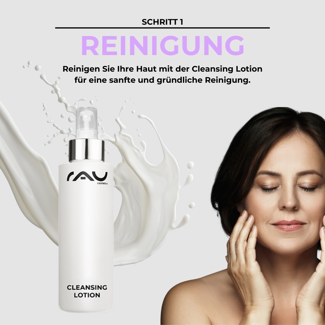 Advanced care routine for mature skin Eine Flasche Reinigungslotion von RAU Cosmetics mit einer Frau, die sie sanft auf ihr Gesicht aufträgt. Dies stellt den ersten Schritt der fortgeschrittenen Hautpflegeroutine für reife Haut dar.