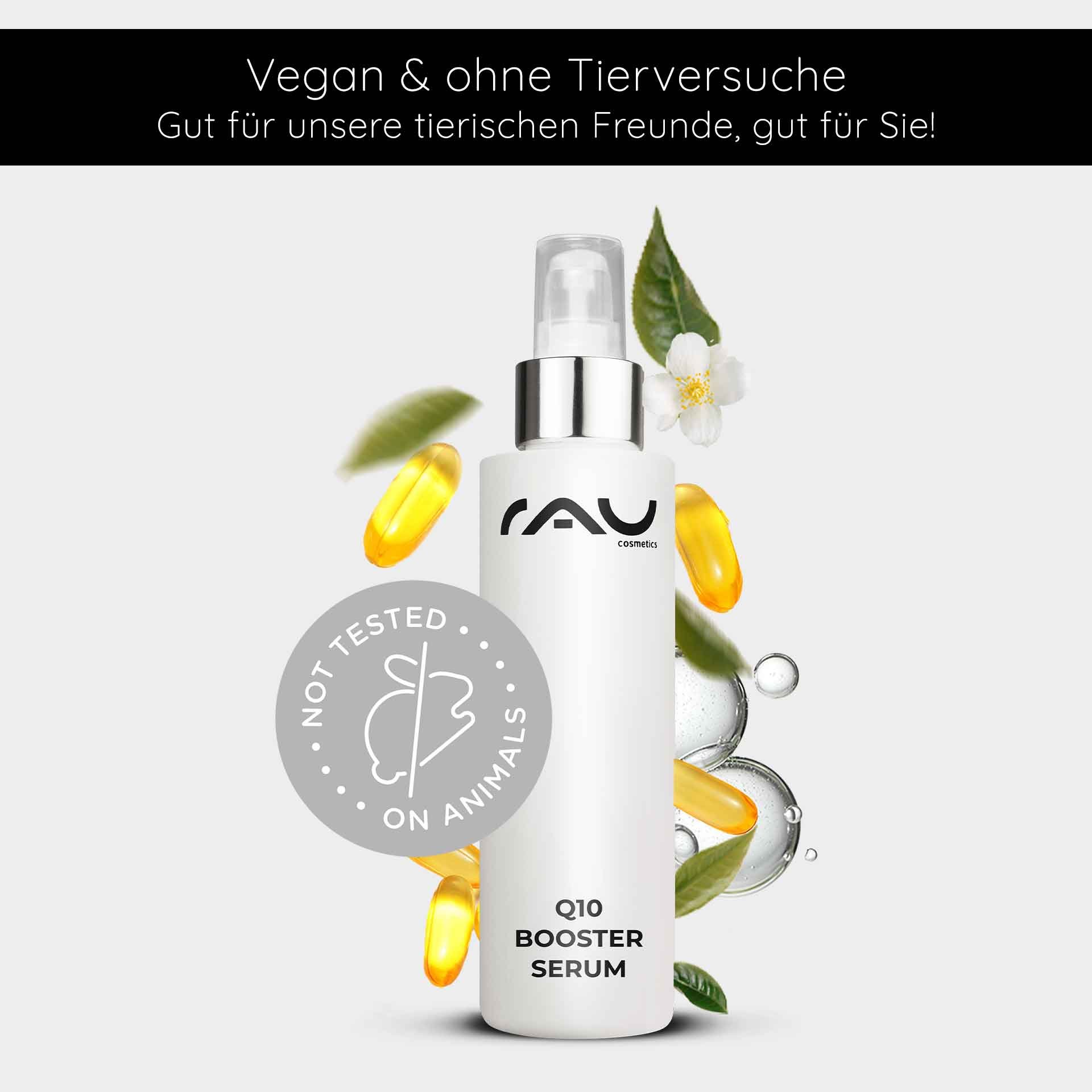 Flasche des RAU Q10 Booster Serums mit veganem und tierversuchsfreien Hinweis, umgeben von Pflanzenextrakten und Kapseln, betont die feuchtigkeitsspendenden und anti-aging Eigenschaften für reife Haut.