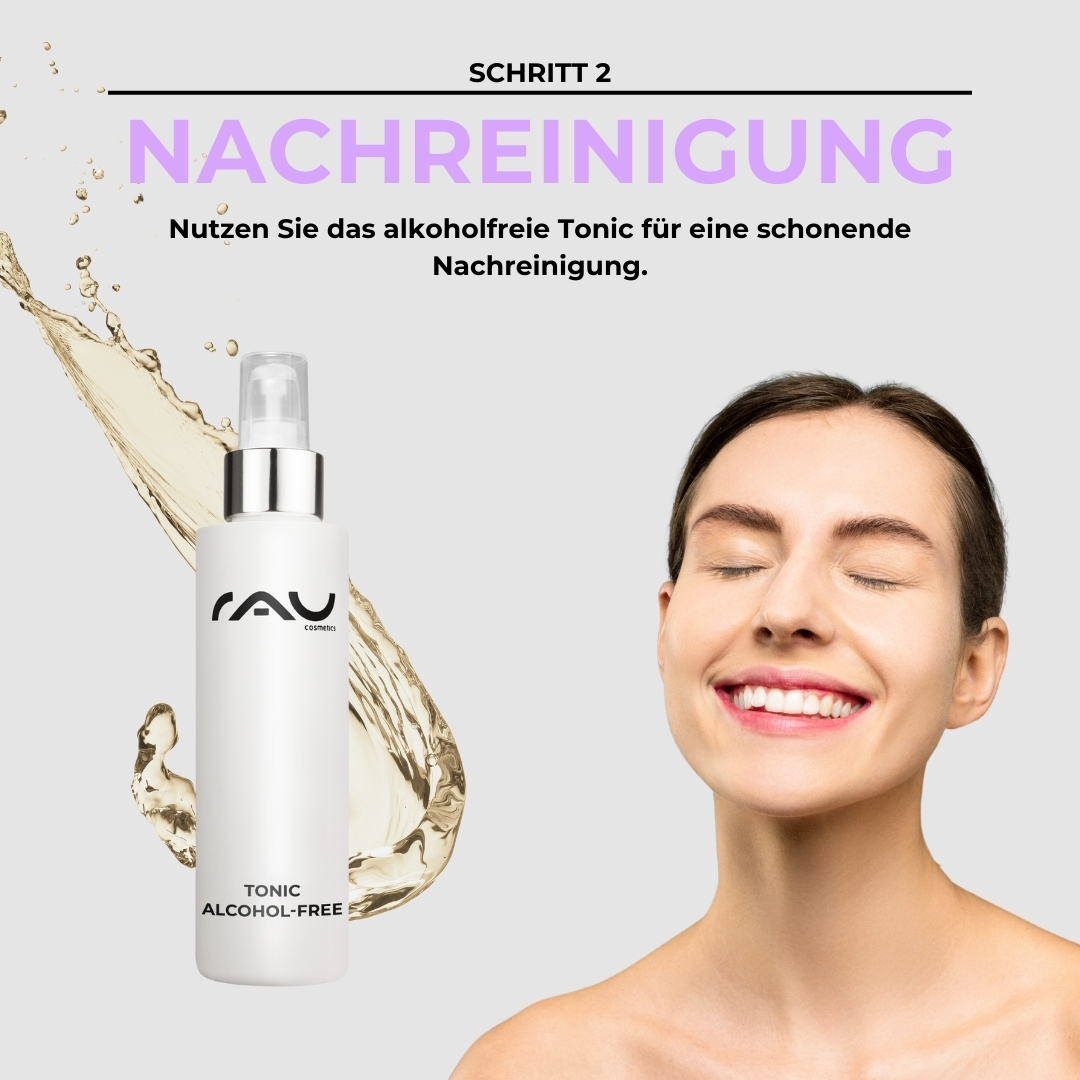Professional care routine for couperose Flasche mit RAU alkoholfreiem Tonic für Nachreinigung, lächelnde Frau mit geschlossenen Augen, sanfter Hintergrund, Schritt 2 der Profi Pflegeroutine für Couperose.
