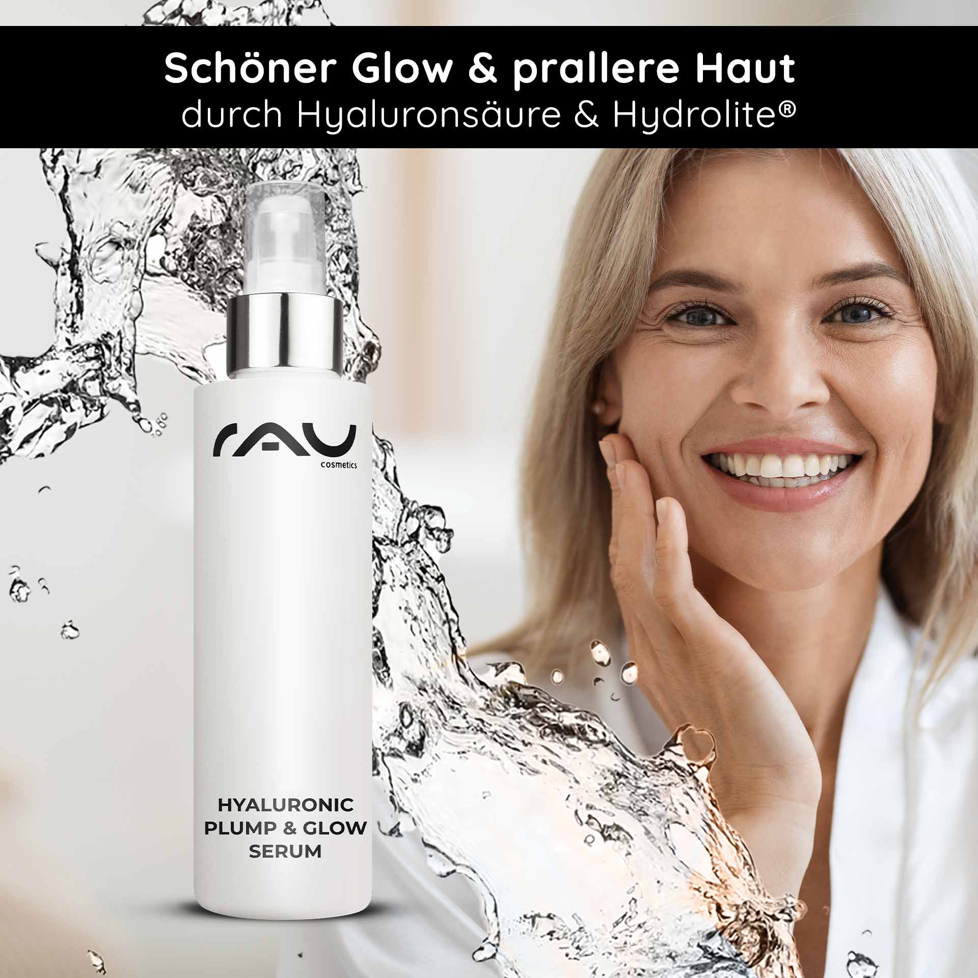RAU Cosmetics Hyaluronic Plump & Glow Serum 100 ml Hyaluronic Plump & Glow Serum von RAU Cosmetics zeigt eine lächelnde Frau, die Serum auf ihr Gesicht aufträgt, wobei der Wasserspritzeffekt die Vorteile der Feuchtigkeitsversorgung und des Glanzes betont und die Anti-Aging-Eigenschaften hervorhebt.