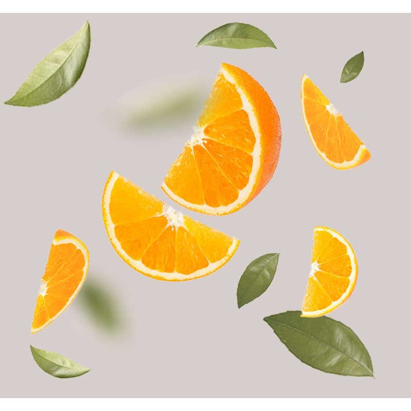 Scheiben von Apfelsine mit grünen Blättern auf grauem Hintergrund, symbolisierend den erfrischenden Duft des Cleansing & Refreshing Foam von RAU Cosmetics.