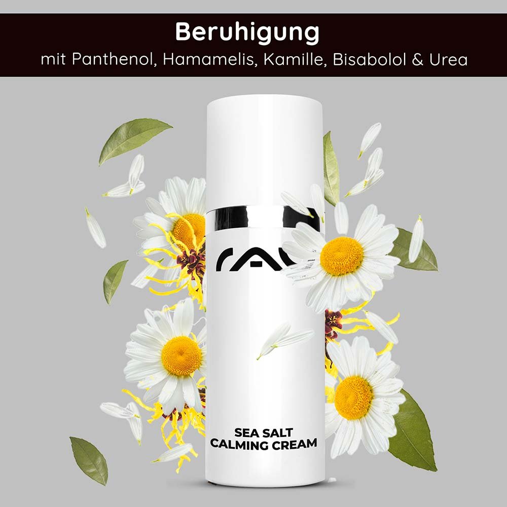 Flasche der Sea Salt Calming Cream von RAU Cosmetics, umgeben von Kamillenblüten und -blättern, mit beruhigenden Inhaltsstoffen wie Panthenol, Hamamelis und Urea.