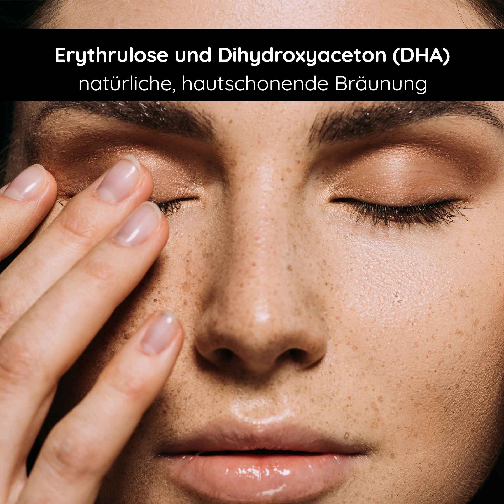 Frau mit geschlossenen Augen und Hand auf dem Gesicht, zeigt die Anwendung von RAU Cosmetics Selbstbräuner mit Erythrulose und Dihydroxyaceton (DHA) für eine natürliche, hautschonende Bräunung.