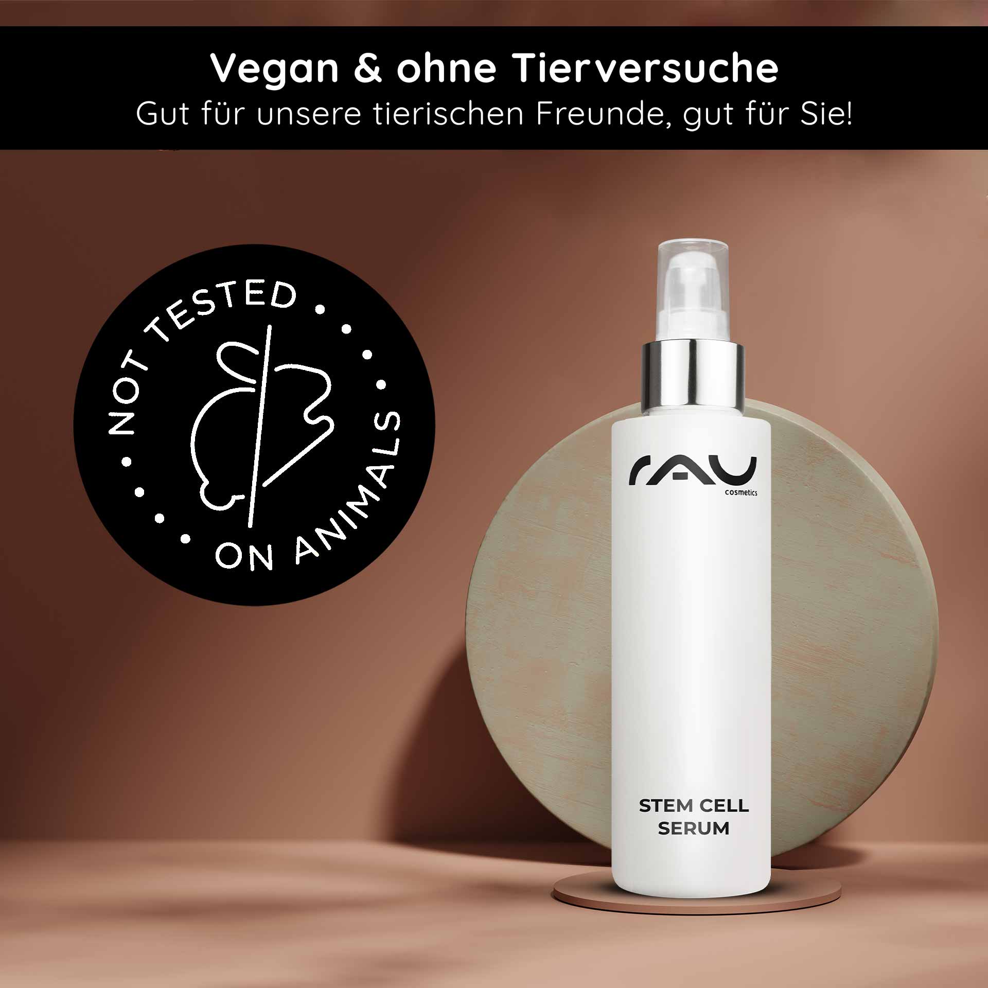 Stem Cell Serum 100 ml Anti-Aging Stem Cell Serum for mature & dry skin Flasche des RAU Cosmetics Stem Cell Serum auf einem runden Sockel mit dem Logo „Nicht an Tieren getestet“, das die vegane und tierversuchsfreie Hautpflege für reife Haut unterstreicht.