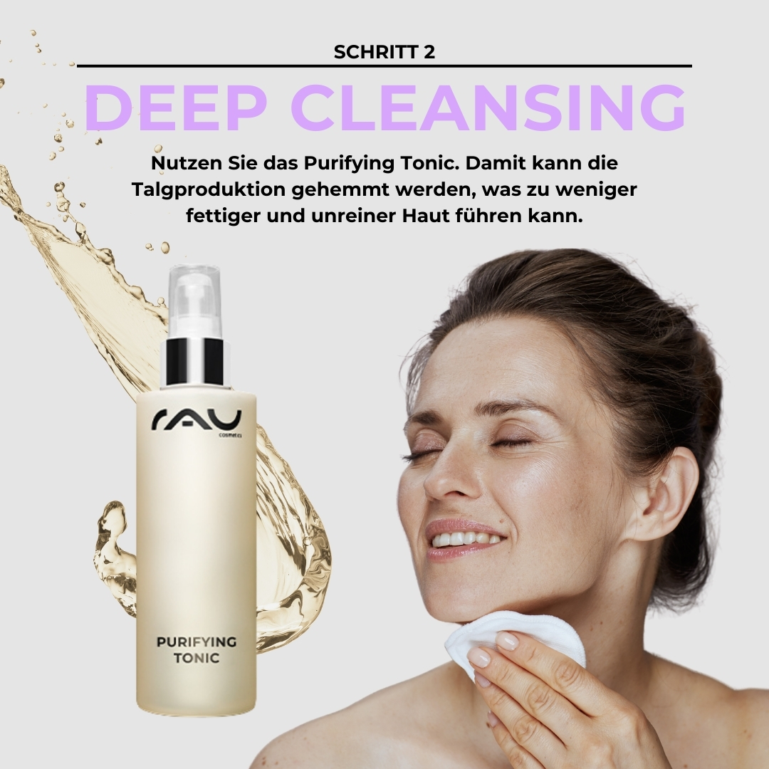 Professional care routine for oily skin Frau mit strahlendem Gesicht, die das RAU Purifying Tonic auf ein Wattepad aufträgt, um fettige Haut zu reinigen, mit Hintergrundgrafik von flüssigem Tonic.