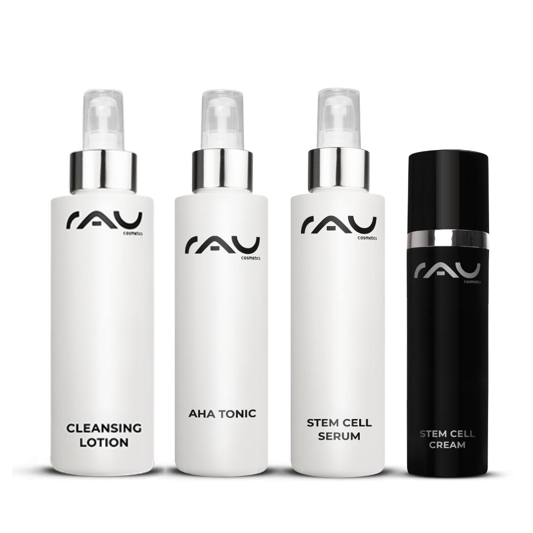 Advanced care routine for mature skin RAU Cosmetics Advanced Pflegeroutine für reife Haut, bestehend aus Cleansing Lotion, AHA Tonic, Stem Cell Serum und Stem Cell Cream, auf weißem Hintergrund.