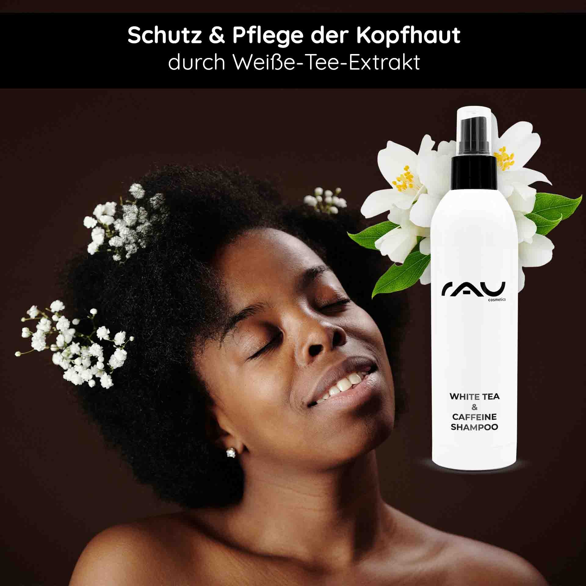 Frau mit lockigem Haar und Blumen im Haar, präsentiert das RAU White Tea & Caffeine Shampoo, betont Schutz und Pflege durch Weißtee-Extrakt.