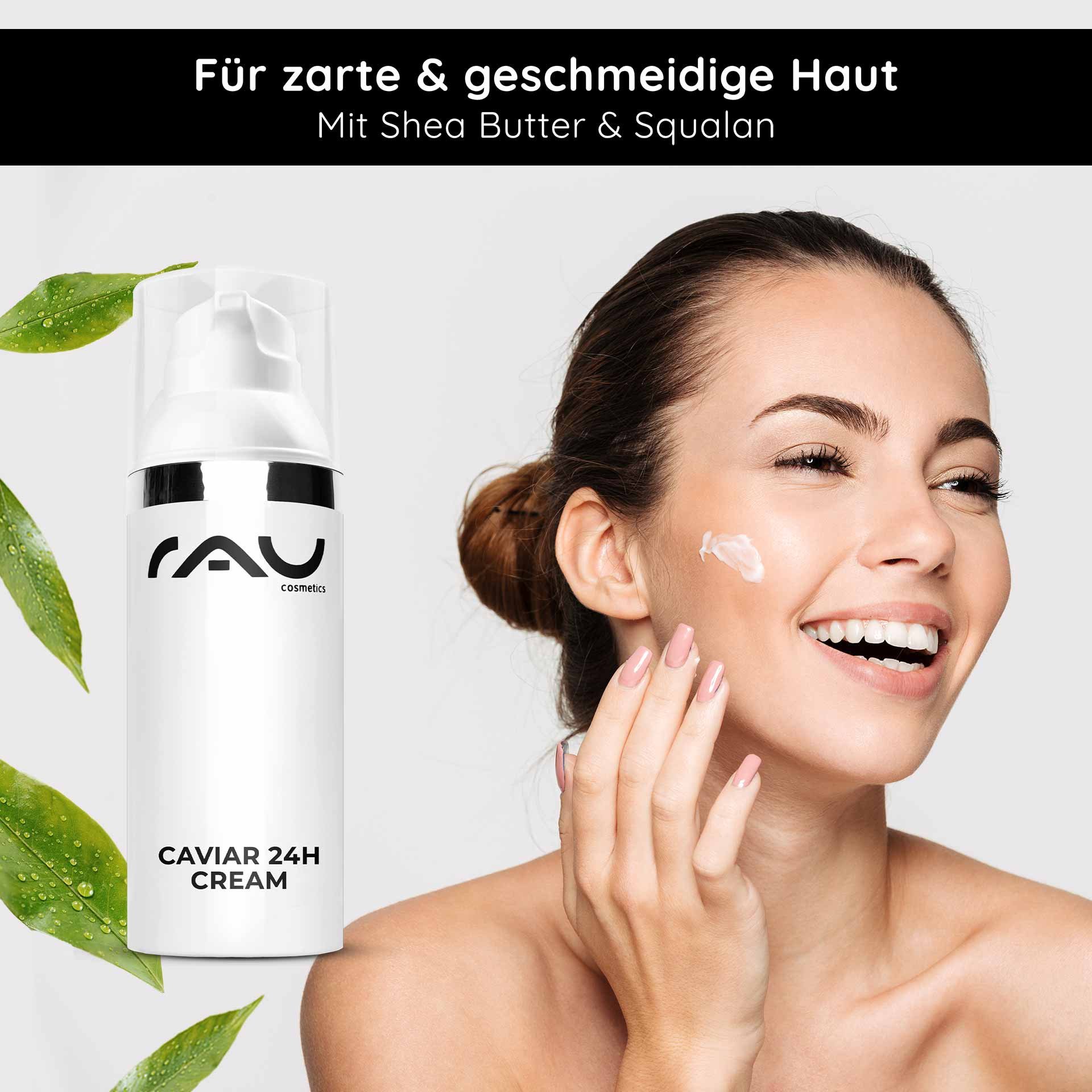 Caviar 24h Cream von RAU Cosmetics, Frau cremt ihr Gesicht ein, betont feuchtigkeitsspendende Wirkung von Sheabutter und Squalan, frische grüne Blätter im Hintergrund.
