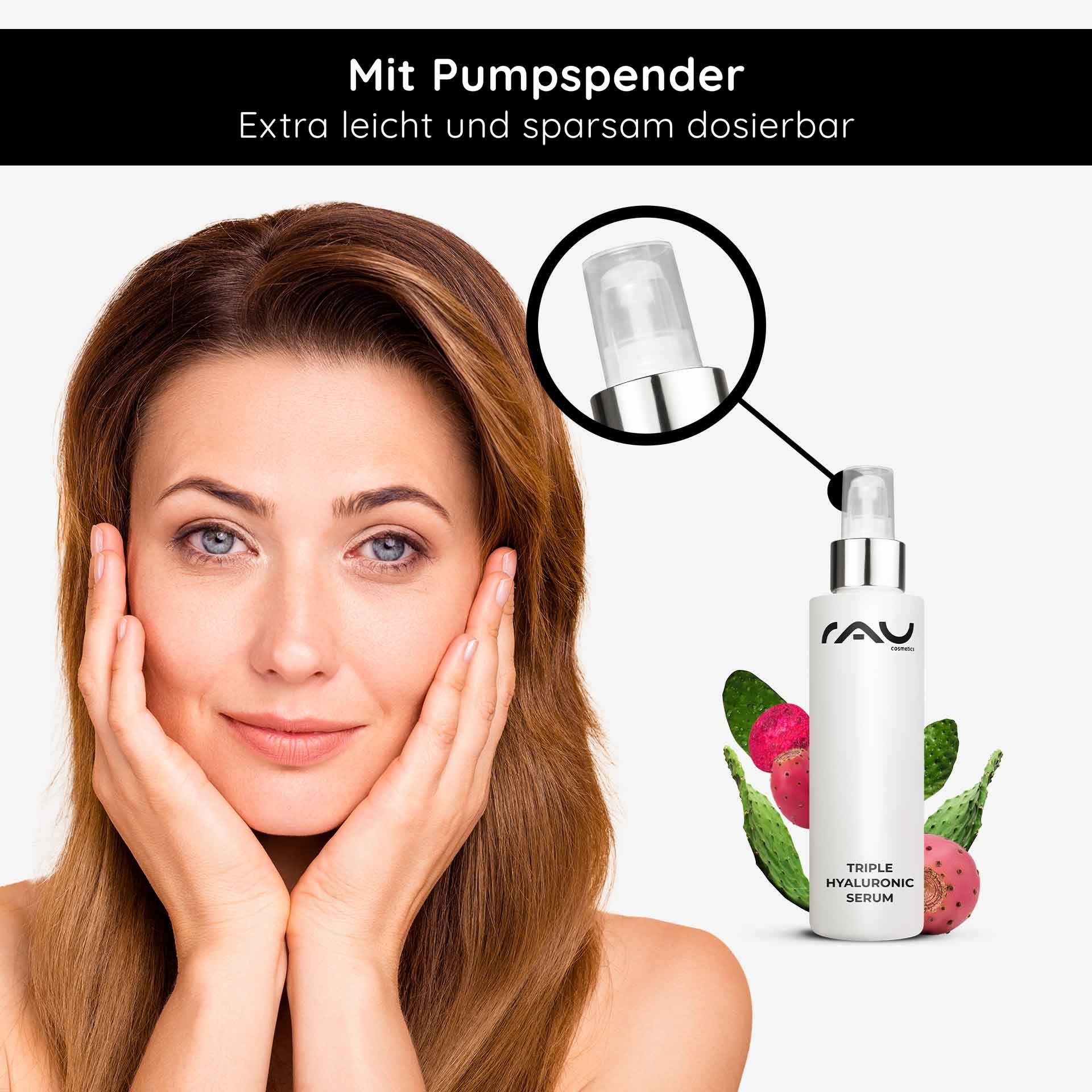 Frau mit glatter Haut und sanften Gesichtszügen, hält ihr Gesicht, präsentiert das RAU Triple Hyaluronic Serum mit Pumpspender und Pflanzenmotiven, betont feuchtigkeitsspendende und anti-aging Eigenschaften.