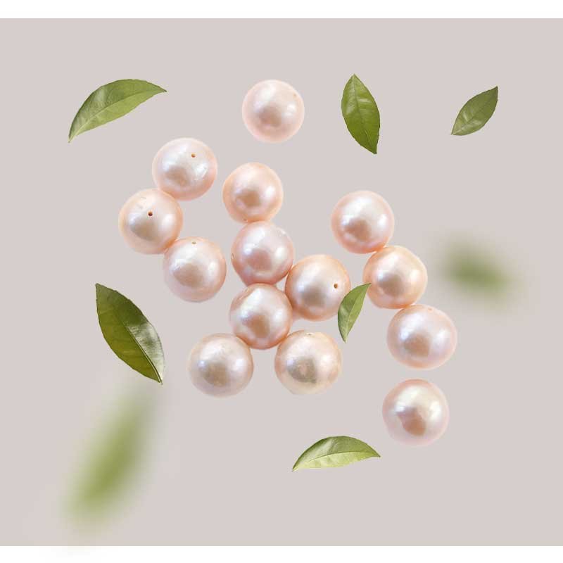 Perlenextrakt und grüne Blätter auf neutralem Hintergrund, symbolisierend die hochwertigen Inhaltsstoffe der Orient's Secret Gesichtscreme von RAU Cosmetics.