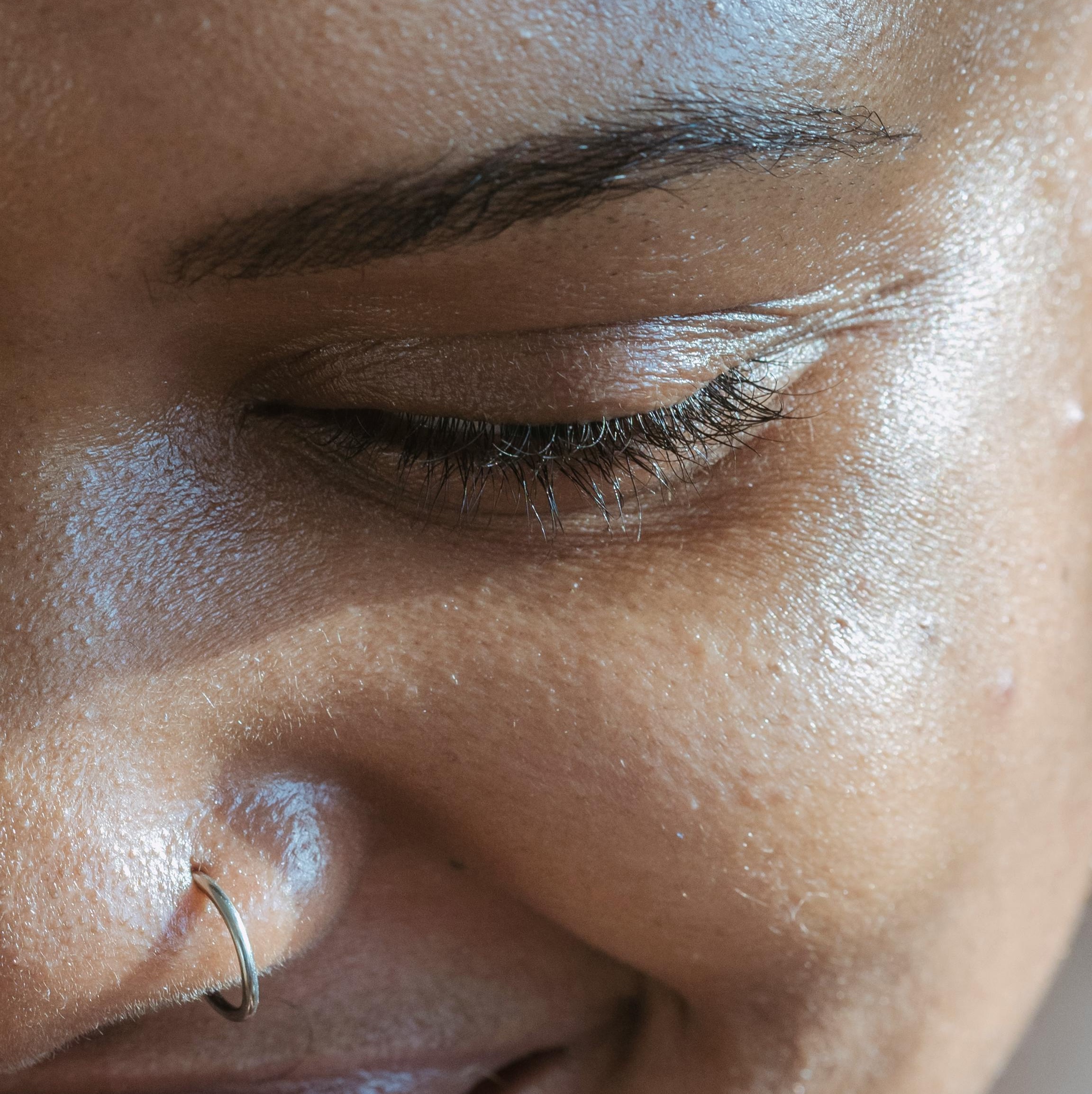 pexels-angela-roma-7480275 Nahaufnahme eines Gesichts mit sichtbaren Hautunreinheiten und einem Nasenpiercing, betont die Herausforderungen bei der Hautpflege und die Notwendigkeit effektiver Produkte zur Bekämpfung von Mitessern.