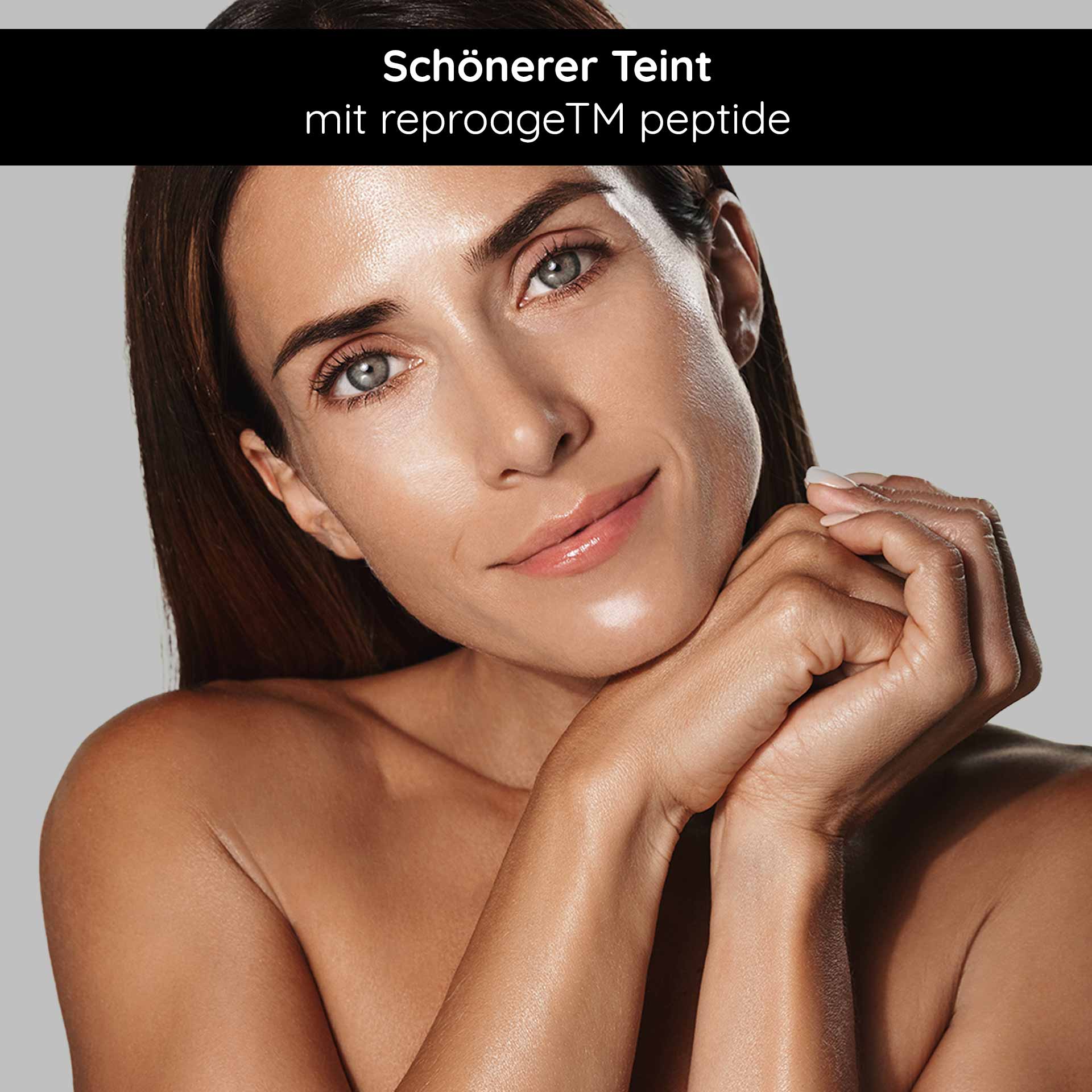 Caviar Lifting Serum 100 ml with Reproage & Caviar Extract Frau mit strahlendem Teint und gepflegten Händen, Werbung für Caviar Lifting Serum mit Reproage™ Peptiden zur Hautverjüngung.