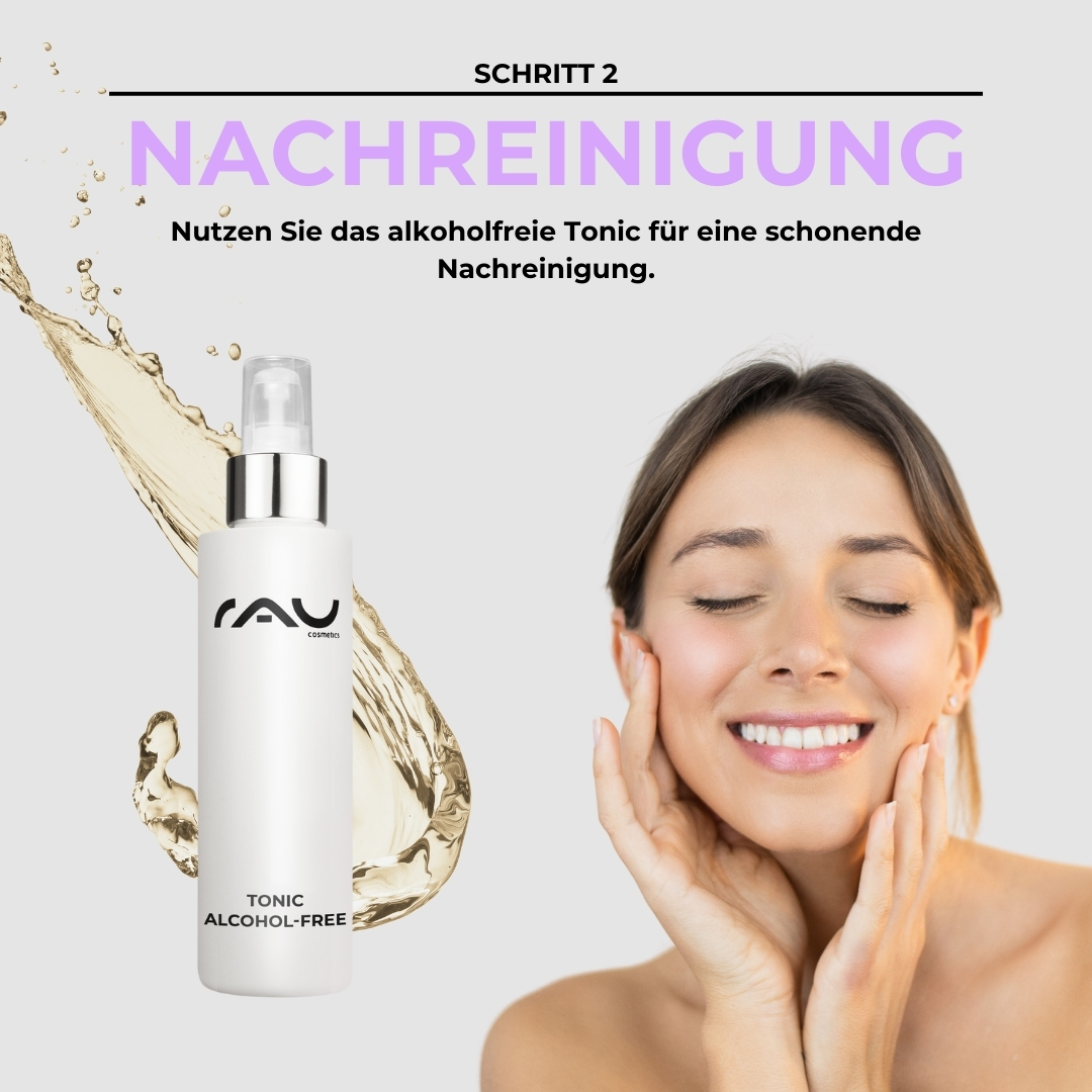 Basic care routine for sensitive skin Alkoholfreies Tonic von RAU Cosmetics für sensible Haut, Frau mit lächelndem Gesicht und sanfter Berührung der Wangen, Schritt 2 der Basis Pflegeroutine.