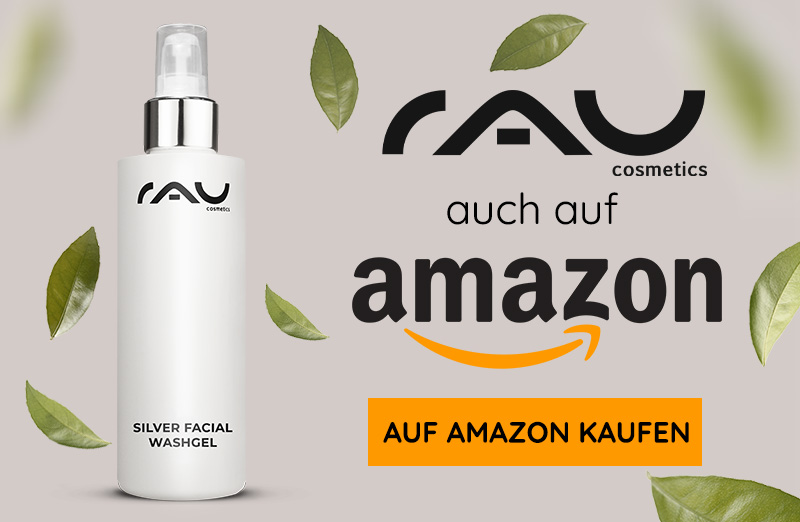 RAU kosmetischer Silber-Facial-Waschgel in weißer Pumpflasche, umgeben von grünen Blättern, erhältlich auf Amazon.