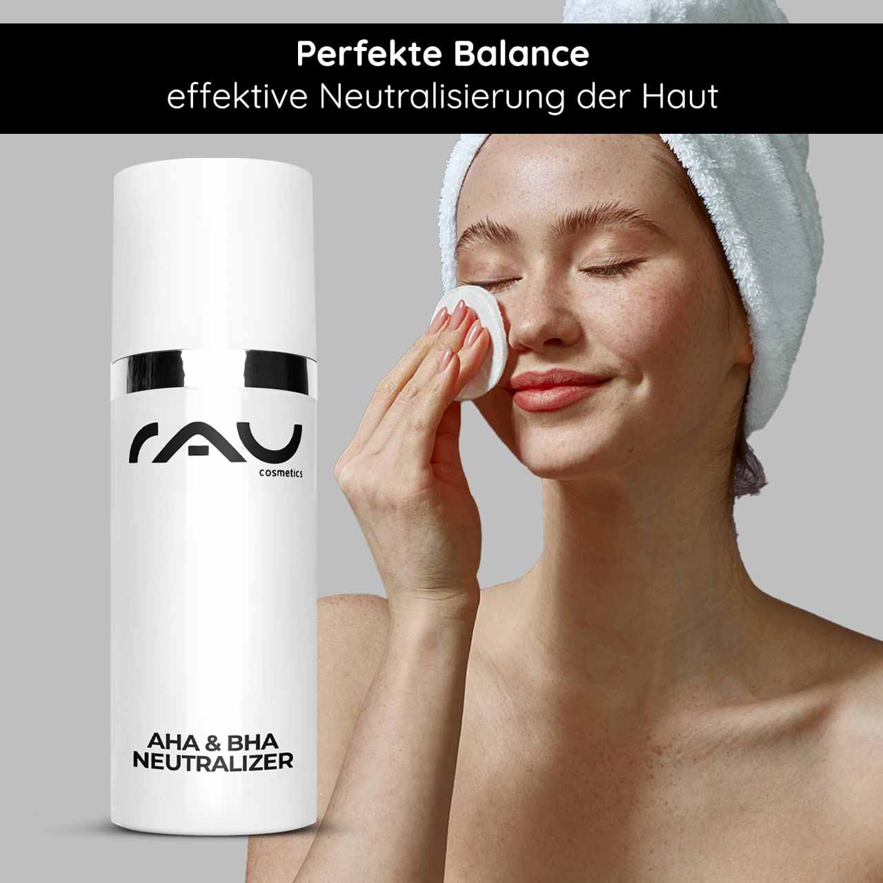 AHA Neutralizer 200 ml to neutralise the skin AHA & BHA Neutralizer von RAU Cosmetics, Frau trägt Hautpflegeprodukt auf das Gesicht auf, fördert eine effektive Neutralisierung der Haut und die Wiederherstellung des pH-Gleichgewichts.