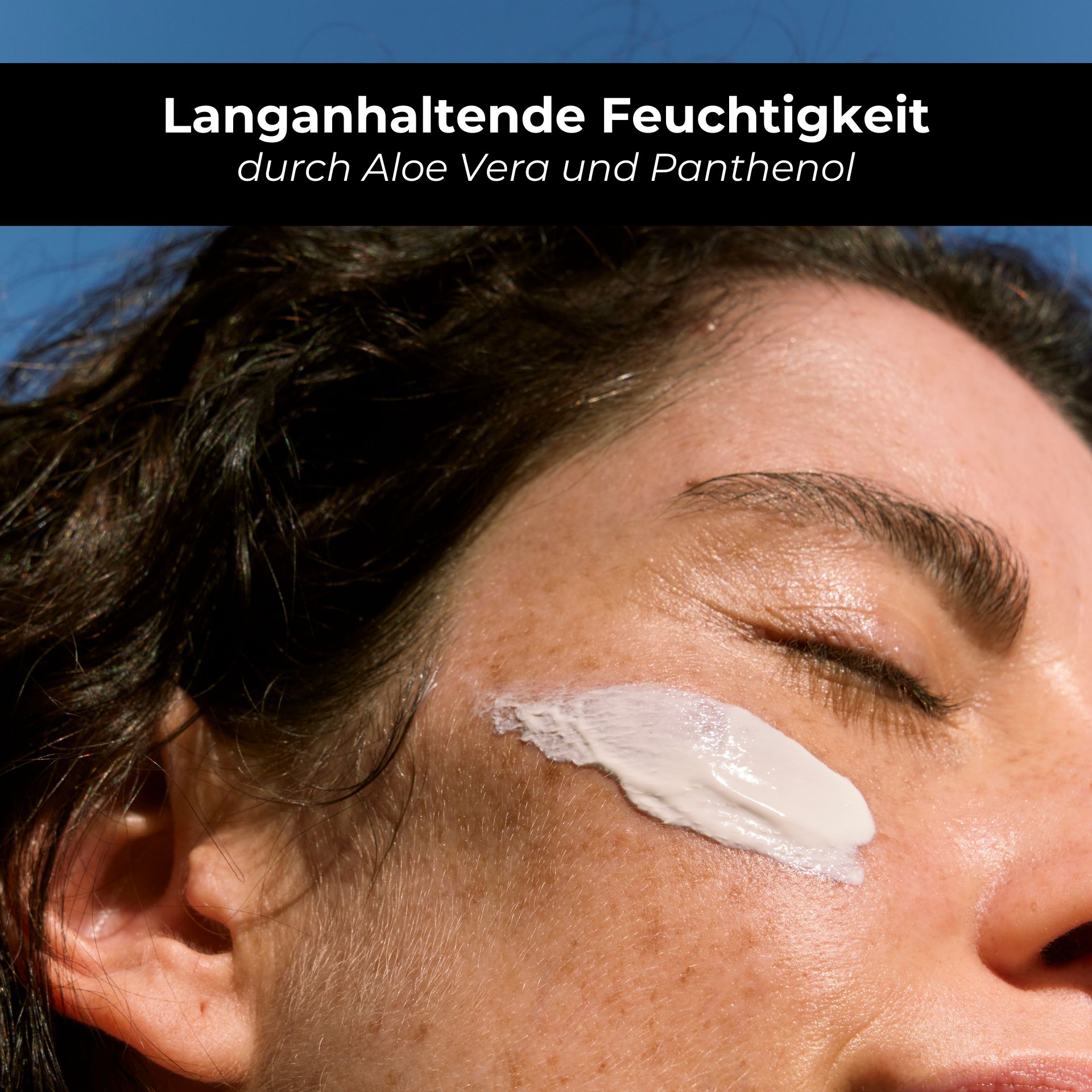 Langanhaltende Feuchtigkeit durch Aloe Vera und Panthenol, Anwendung auf Gesichtshaut, betont Hautpflegevorteile des Niacinamide & Astaxanthin Serums.