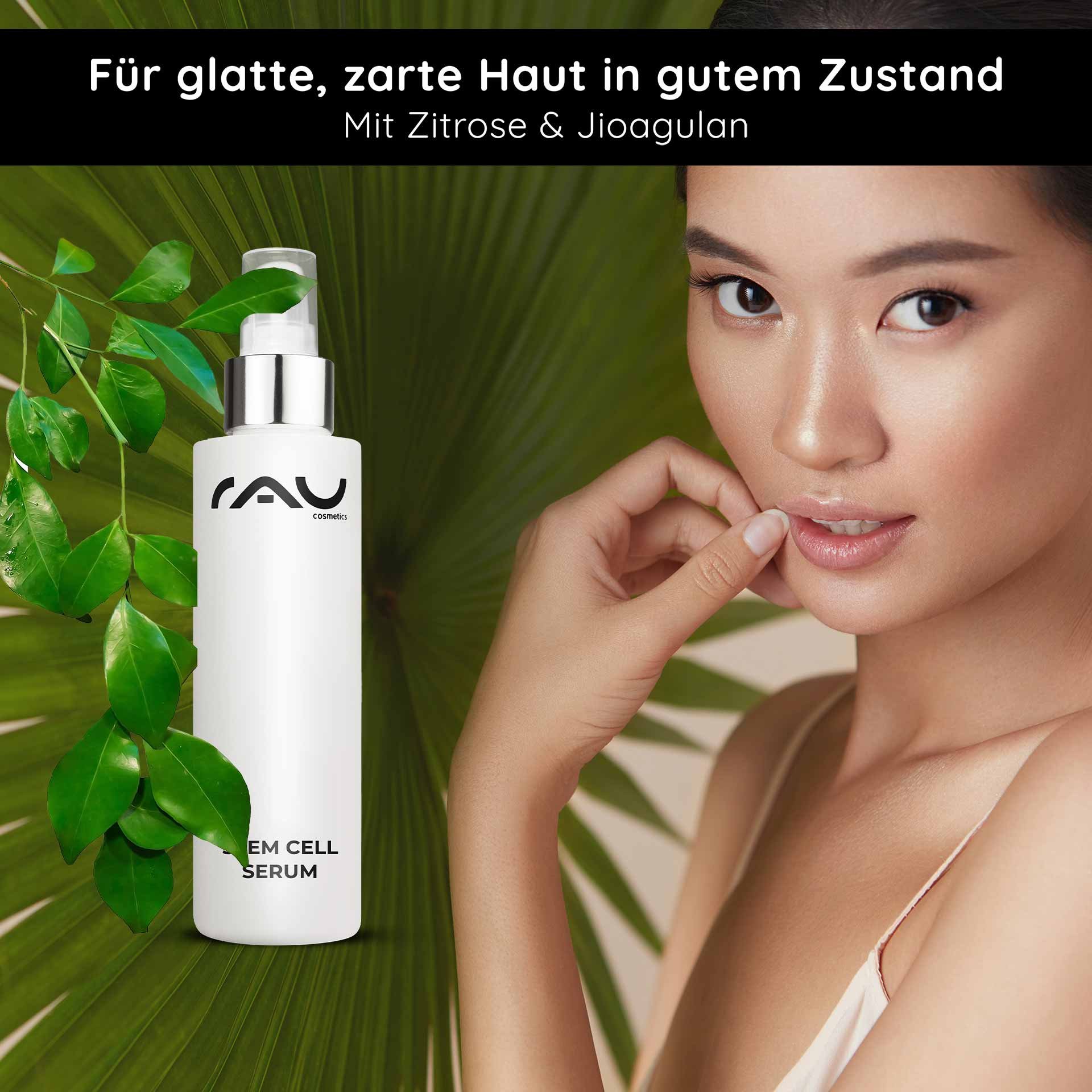 Flasche des RAU Stem Cell Serum mit einem Modell, das glatte Haut zeigt, umgeben von grünen Blättern, und die Anti-Aging-Vorteile mit Jiaogulan und Zistrose hervorhebt.