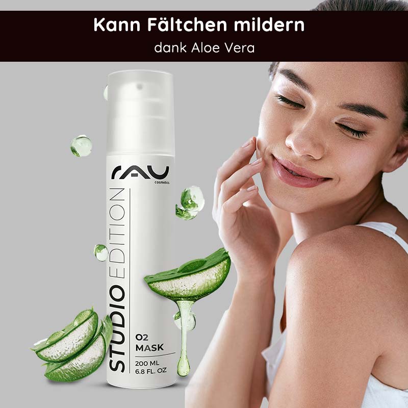 O2 Mask 200 ml scented mask with aloe vera & ginkgo Die Verpackung der RAU Cosmetics O2-Maske mit Aloe-Vera-Elementen wirbt mit hautpflegenden Vorteilen für einen glatteren Teint und wird neben einem lächelnden Model mit gesunder Haut präsentiert.