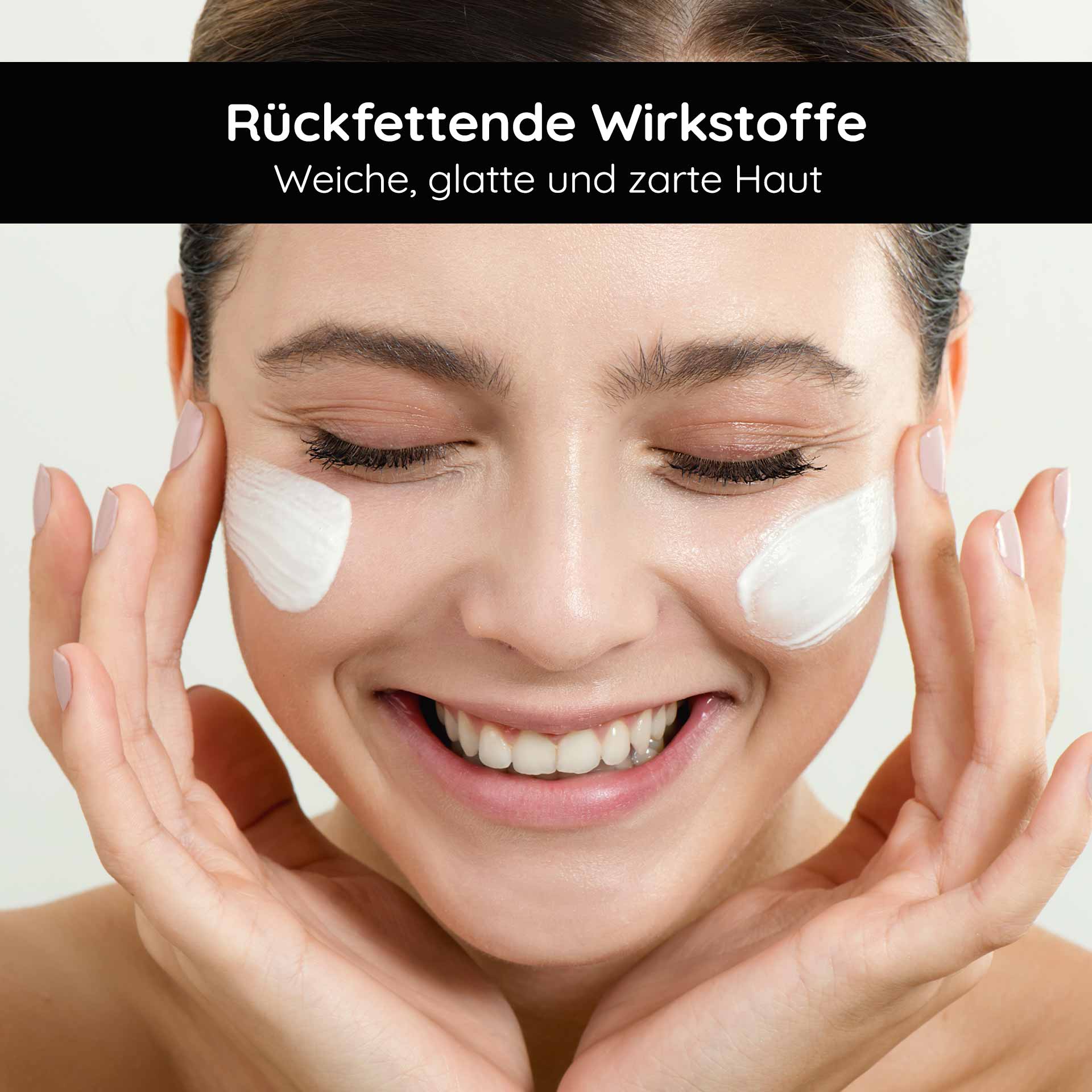 Silvercream 200 ml for impure skin with microsilver Frau mit strahlendem Lächeln, die Gesichtscreme auf die Wange aufträgt, symbolisiert sanfte Hautpflege und Effektivität der RAU Silbercreme gegen Unreinheiten.