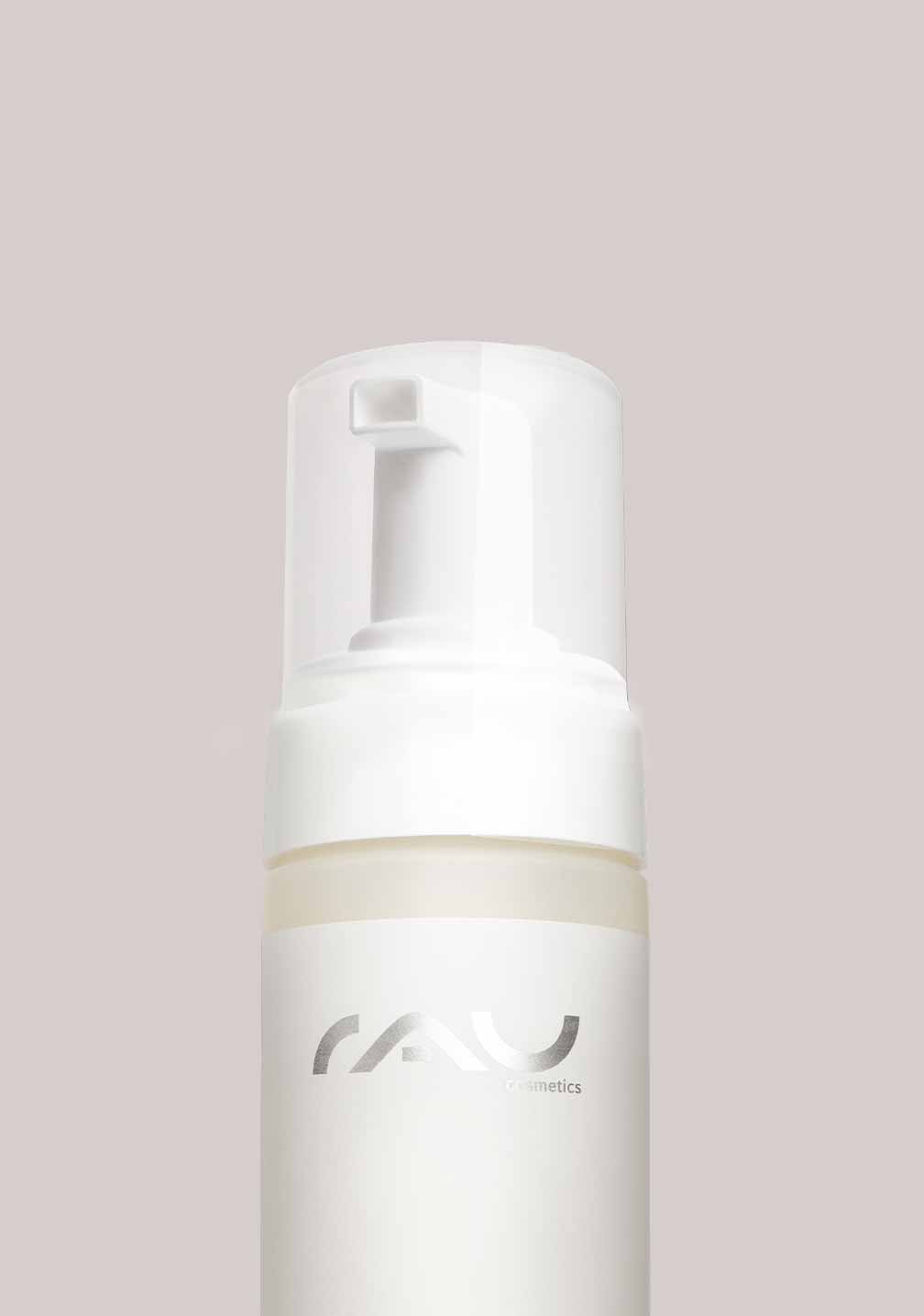 RAU Cosmetics Pumpflasche für Beyond Active Herbal Cleansing Foam in eleganten, neutralen Farben.