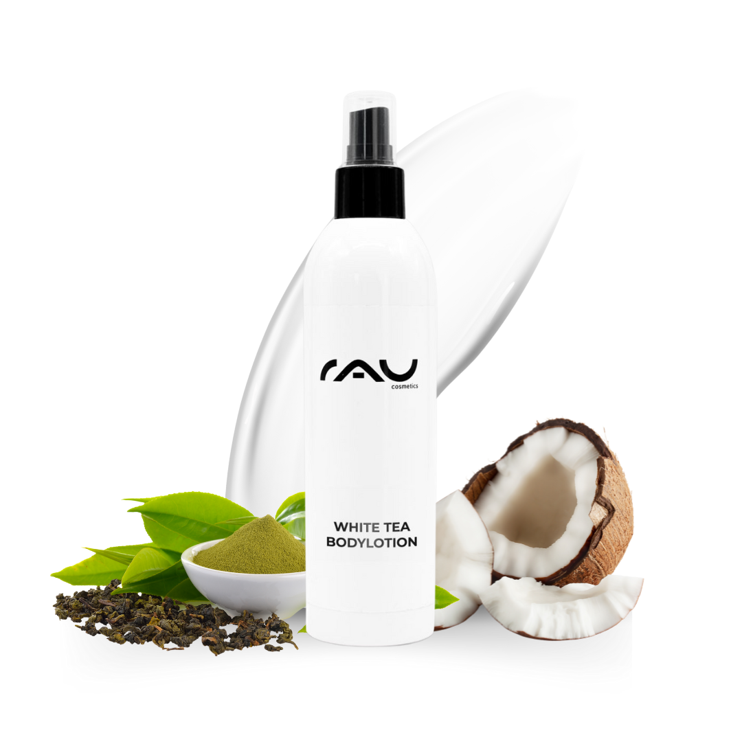 RAU White Tea Body Lotion 250 ml  - Rich Body Lotion with White Tea & Aloe Vera Flasche der White Tea Bodylotion mit RAU-Logo, umgeben von grünen Teeblättern, grünem Pulver und Kokosnuss, wodurch die feuchtigkeitsspendenden und pflegenden Eigenschaften für trockene Haut betont werden.
