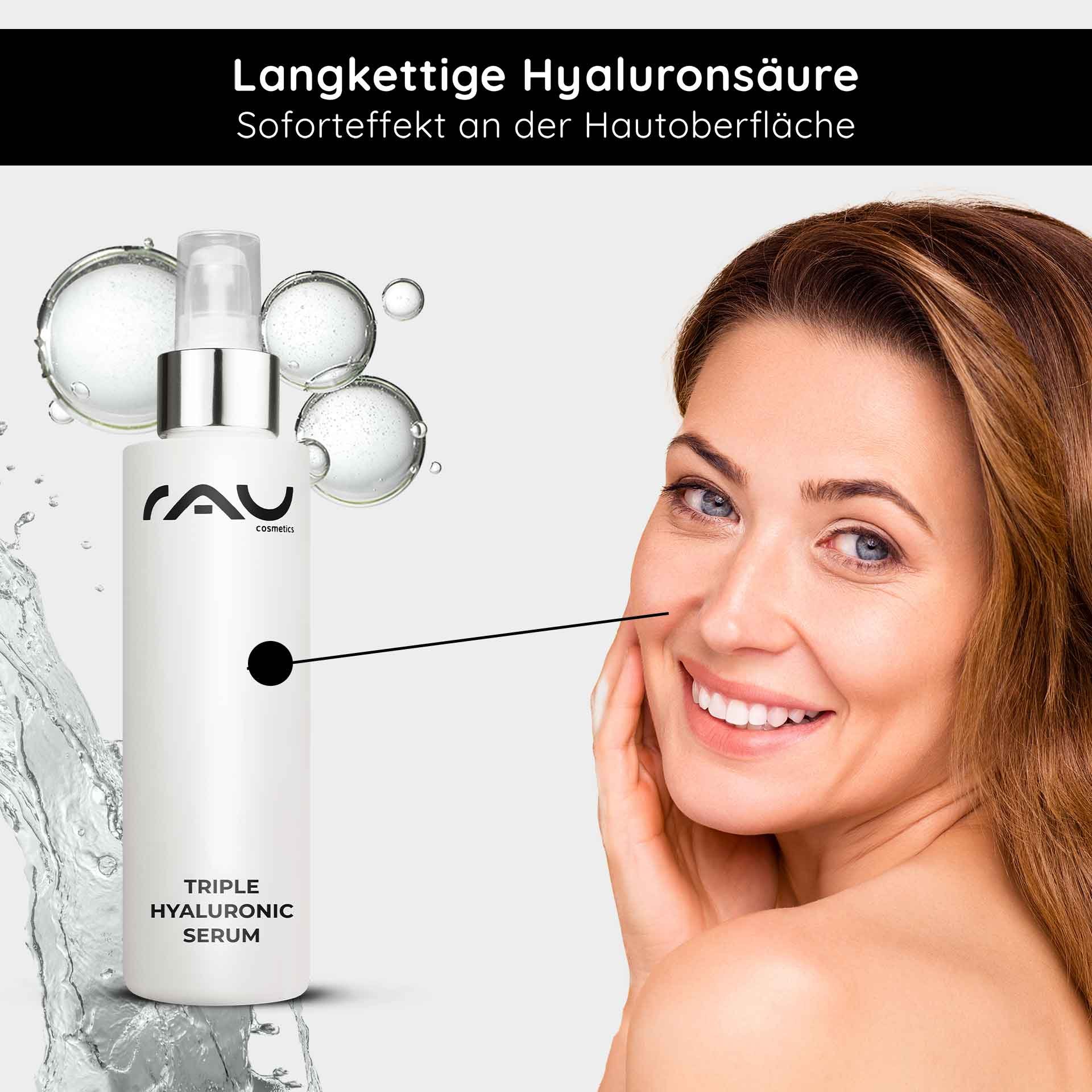 Flasche des Triple Hyaluronic Serums von RAU Cosmetics mit feuchtigkeitsspendenden Hyaluronsäuretröpfchen und einer lächelnden Frau, die ihre Wange berührt und die Anti-Aging- und Feuchtigkeitsvorteile betont.