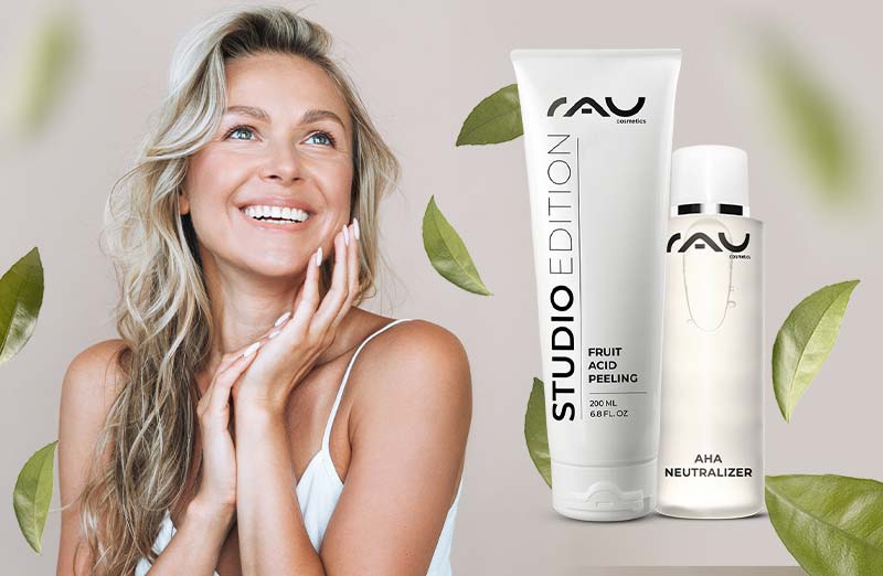 Lächelnde Frau mit RAU Cosmetics Fruchtsäurepeeling-Produkten, moderne Designs und natürliche Umgebung.