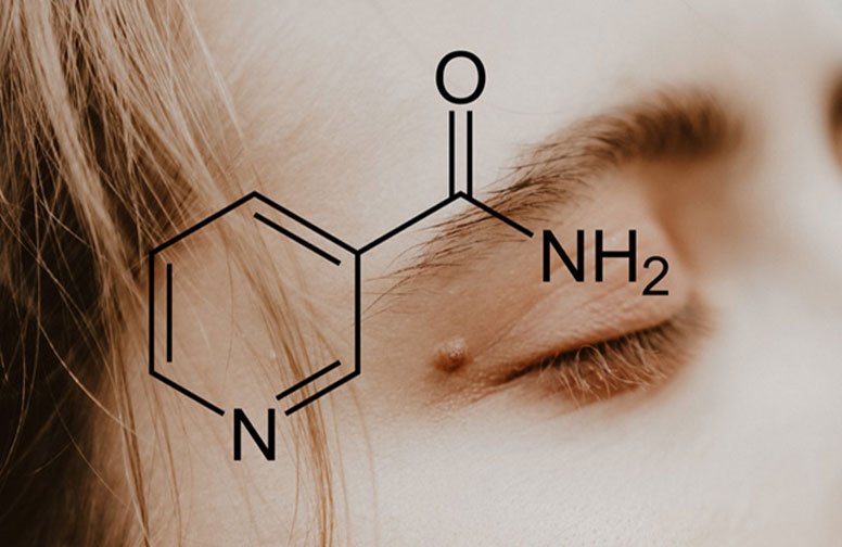 Niacinamid-Struktur über einem geschlossenen Auge, symbolisiert die Vorteile von Niacinamid in der Hautpflege, einschließlich Hautverfärbungen und Anti-Aging.