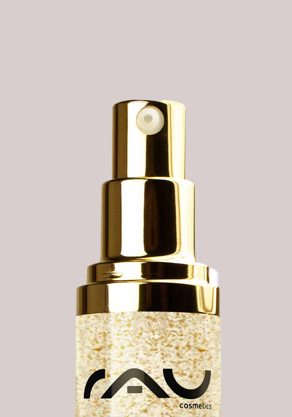 Kosmetiksprayflasche von RAU Cosmetics mit metallic goldenen Akzenten und sprühbarer Düse. Ideal für anti-aging Hautpflege.
