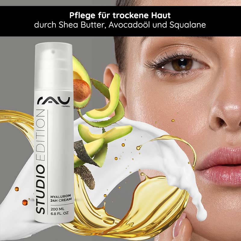 Hyaluron 24h Cream 200 ml with shea butter & avocado oil Hyaluron 24h Cream von RAU Cosmetics mit Sheabutter und Avocadoöl, mit dem Gesicht eines Models und Spritzern aus Creme und Öl, die die Feuchtigkeitsversorgung trockener Haut betonen.